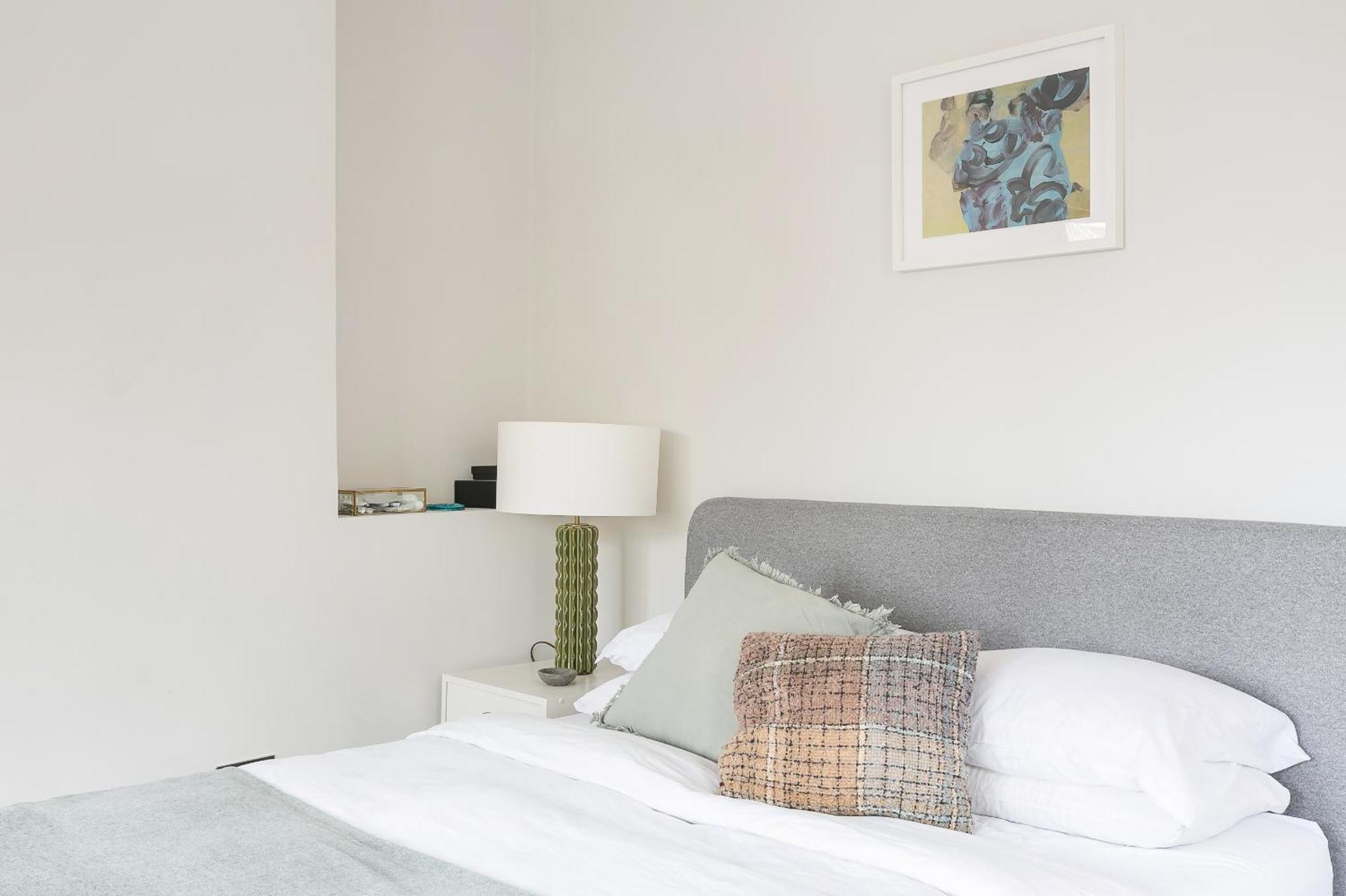 Beautiful Centrally Located Large Apartment *