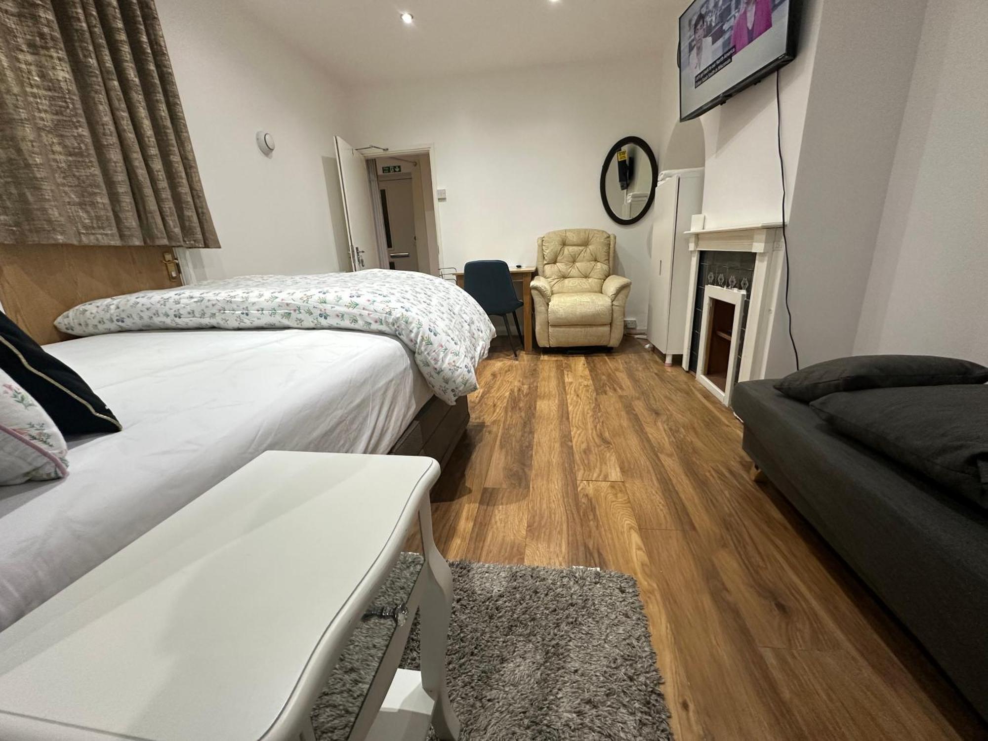 4th Flat With Private Own Bathroom A Luxury Family Setup And Furnished With Double Bed A Double Futon-sofa Bed A Single Futon Bed A Baby Cot And Garden And Free Parking Leilighet *