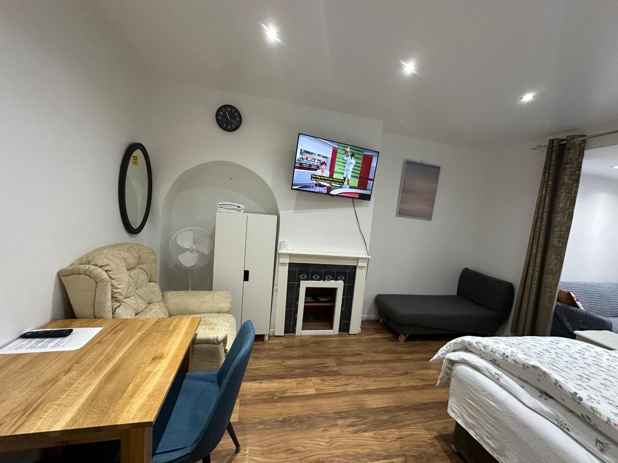 4th Flat With Private Own Bathroom A Luxury Family Setup And Furnished With Double Bed A Double Futon-sofa Bed A Single Futon Bed A Baby Cot And Garden And Free Parking Leilighet