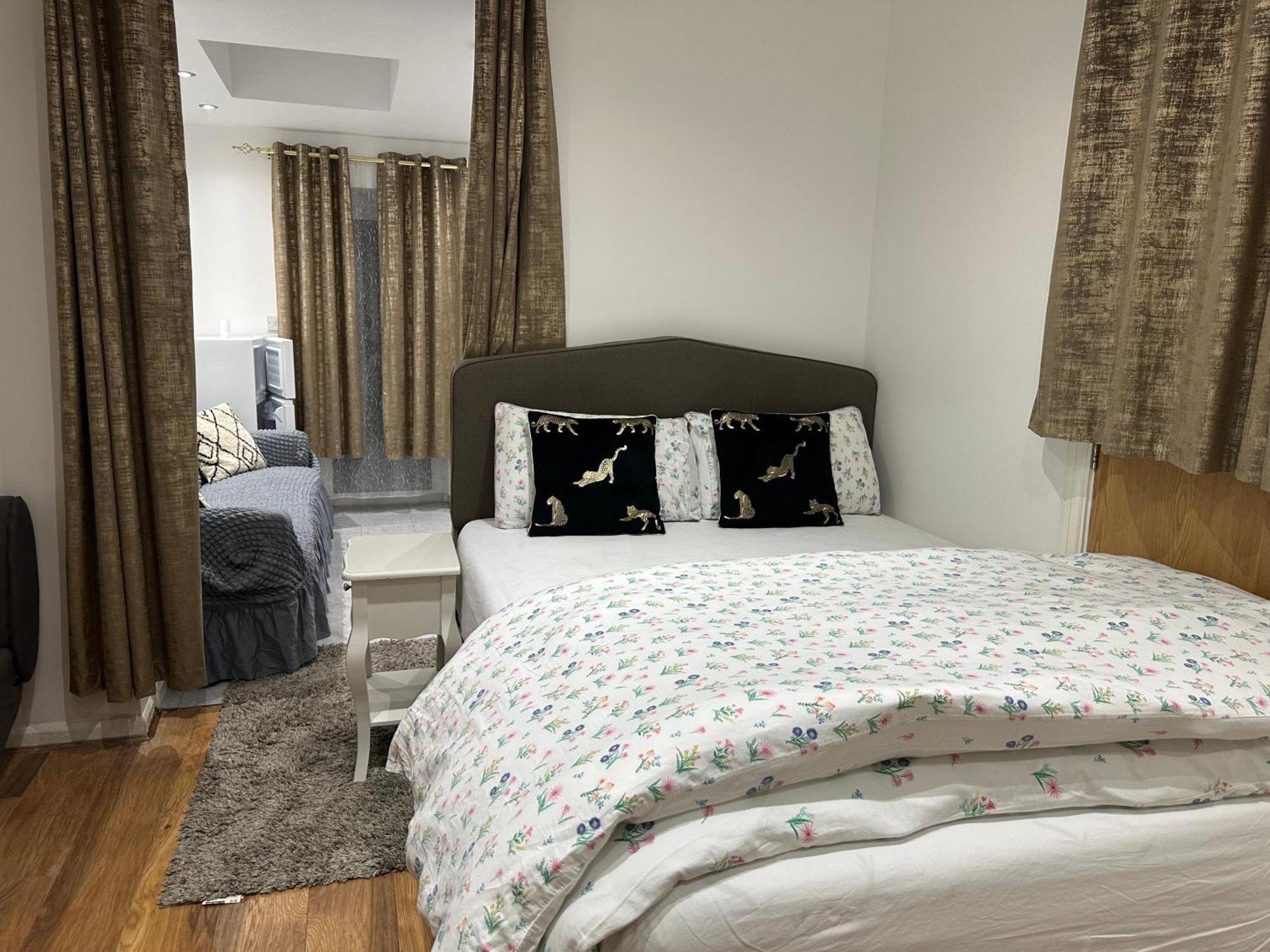 4th Flat With Private Own Bathroom A Luxury Family Setup And Furnished With Double Bed A Double Futon-sofa Bed A Single Futon Bed A Baby Cot And Garden And Free Parking Leilighet