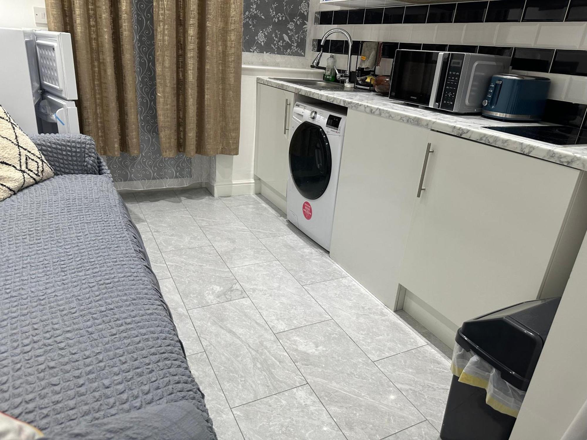 Leilighet 4th Flat With Private Own Bathroom A Luxury Family Setup And Furnished With Double Bed A Double Futon-sofa Bed A Single Futon Bed A Baby Cot And Garden And Free Parking London