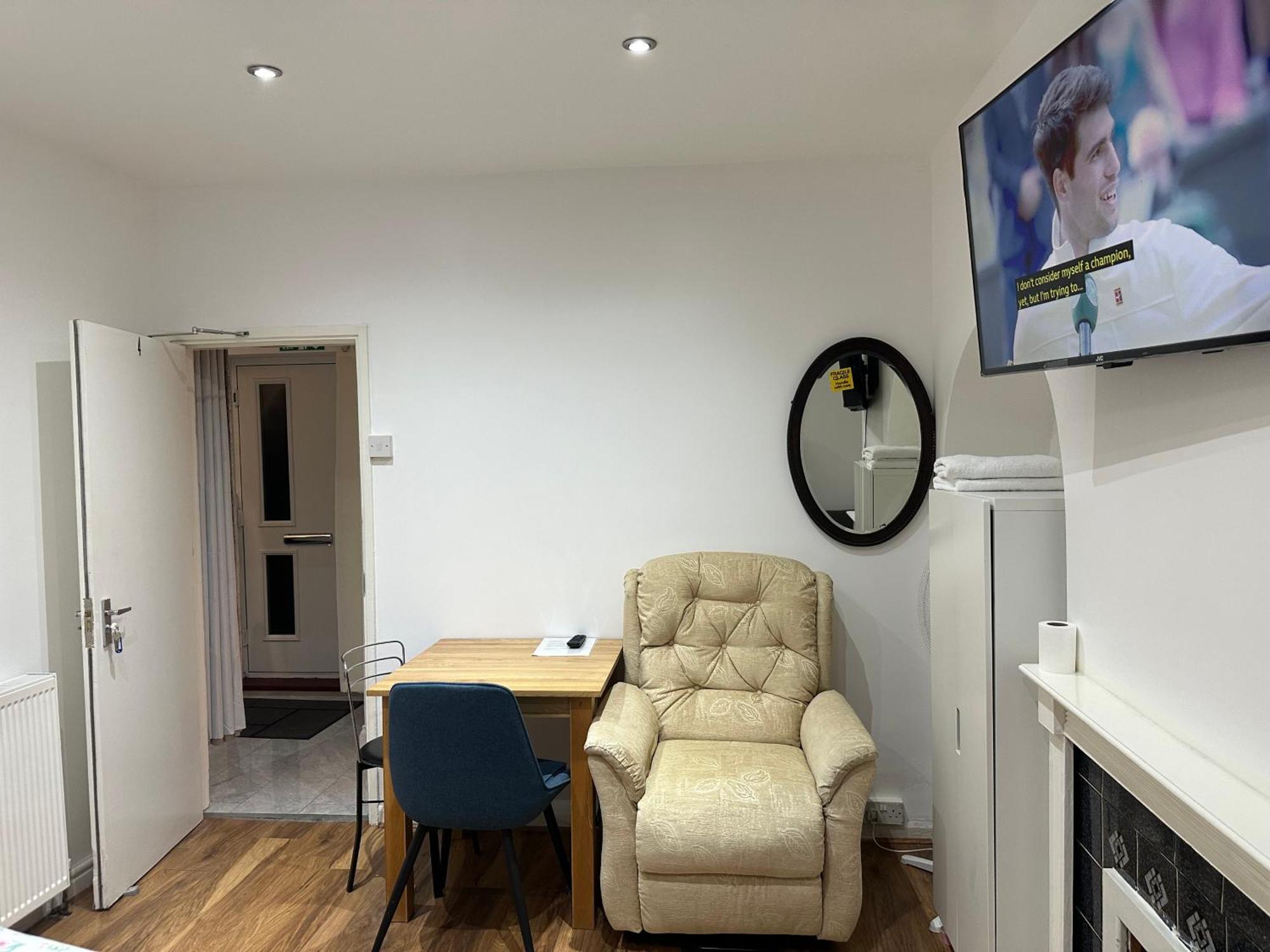 4th Flat With Private Own Bathroom A Luxury Family Setup And Furnished With Double Bed A Double Futon-sofa Bed A Single Futon Bed A Baby Cot And Garden And Free Parking Leilighet London