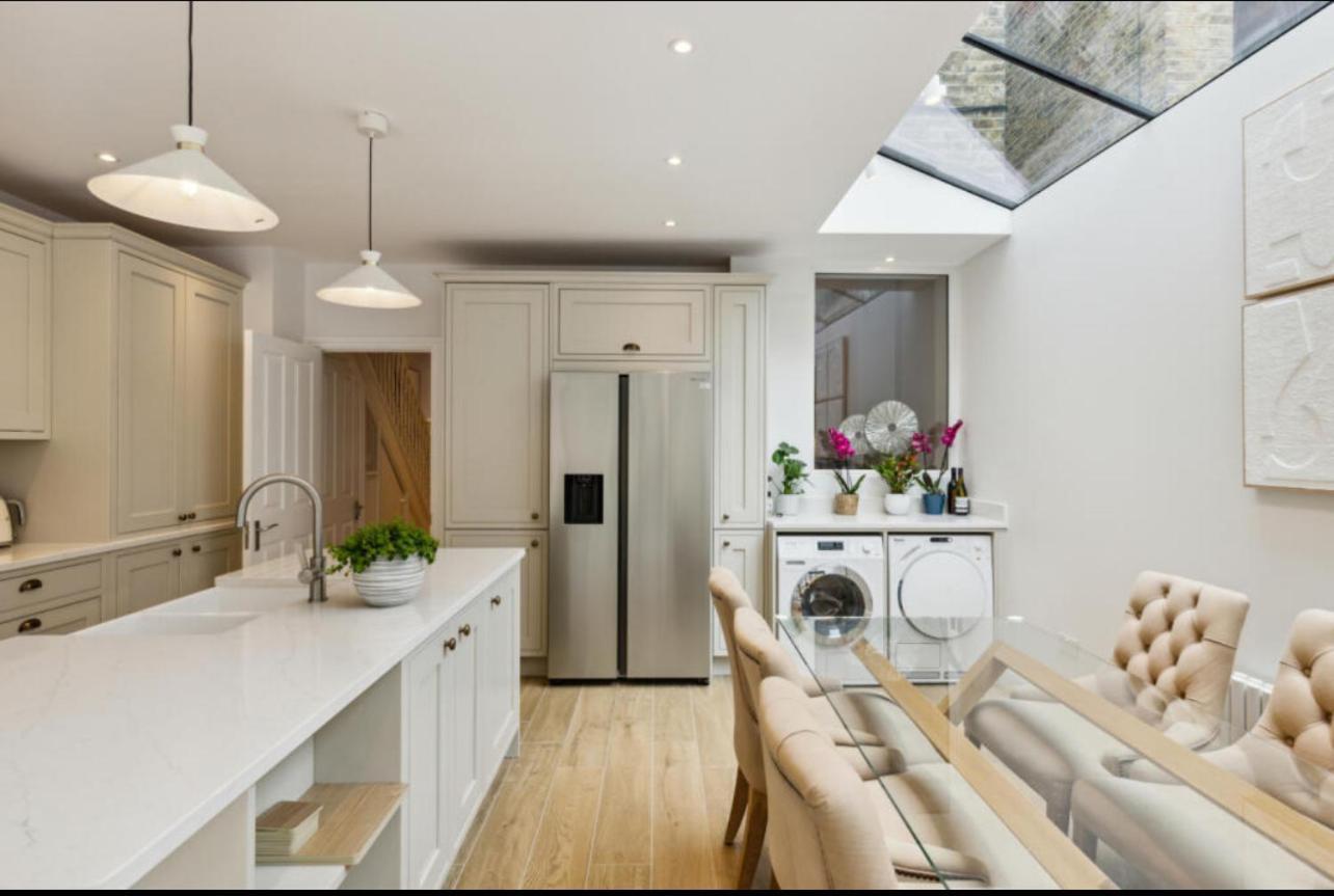 Stylish & Spacious 4 Beds House Holiday home
