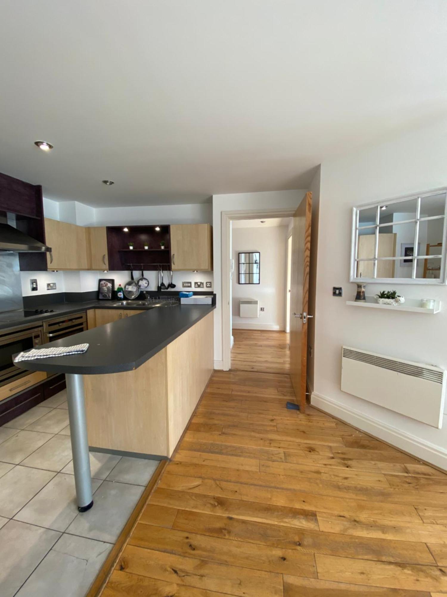 2 Bedroom Flat In Riverside West Londen
