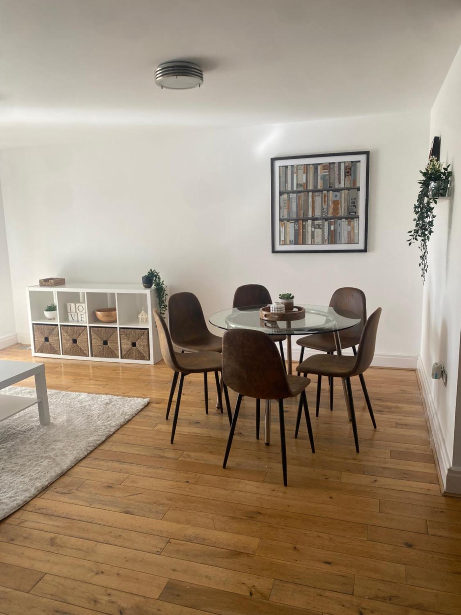 2 Bedroom Flat In Riverside West Londen