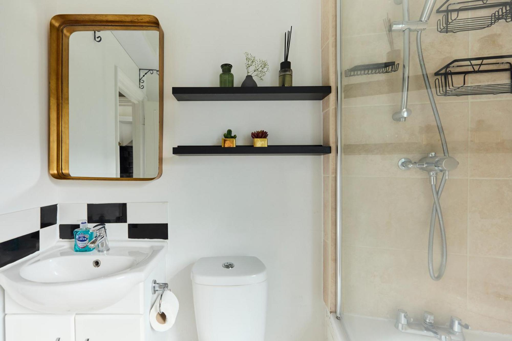 The Putney Classic - Trendy 2bdr Flat London