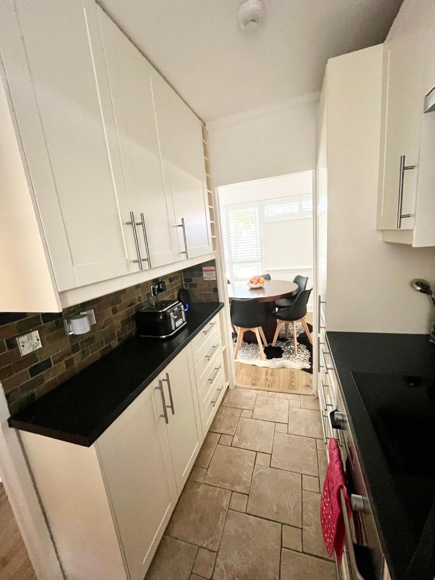 Newly Refurbished ,chic, Attractive 3 Bedroom Flat Leilighet London