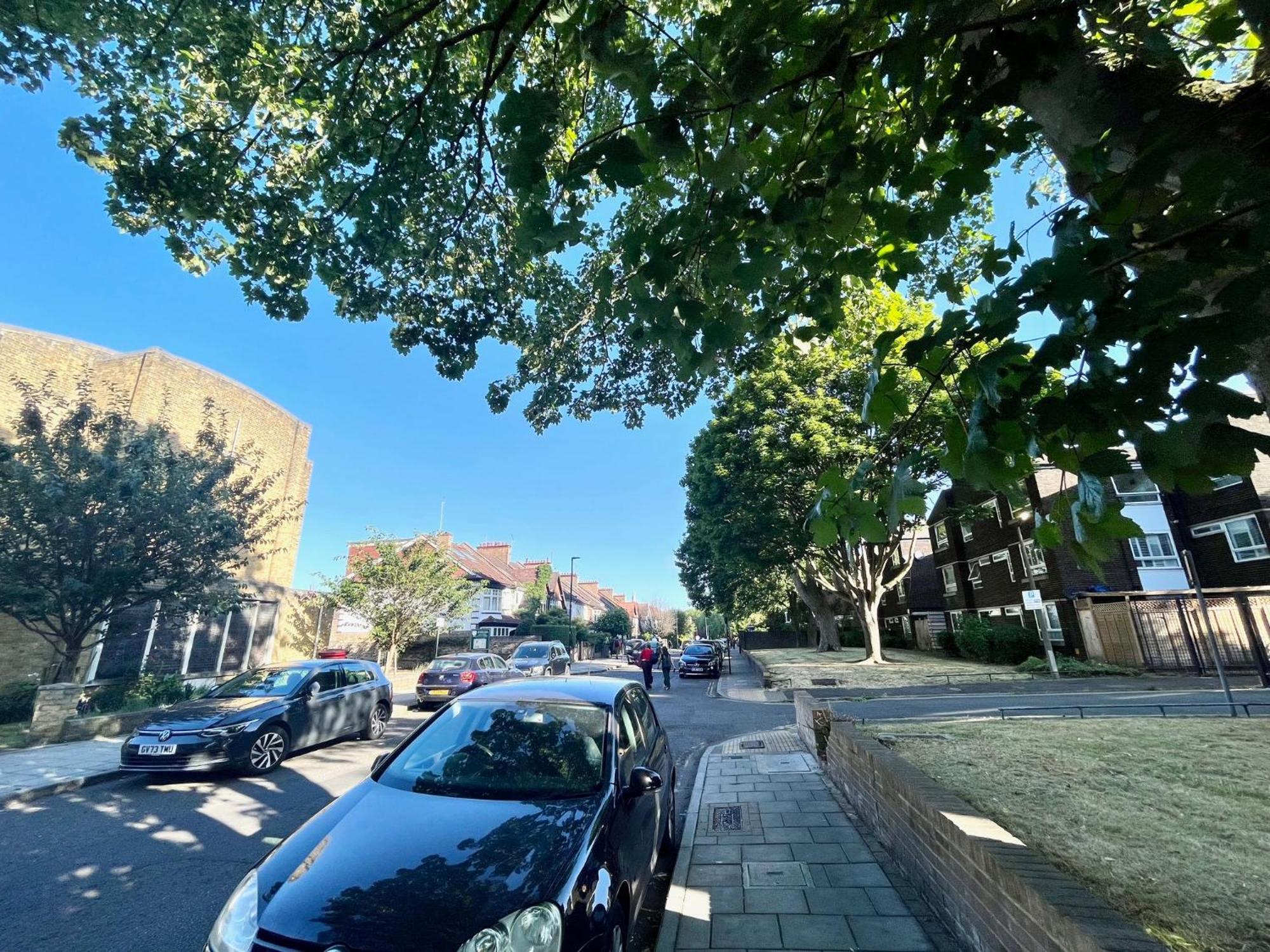Newly Refurbished ,chic, Attractive 3 Bedroom Flat Leilighet London