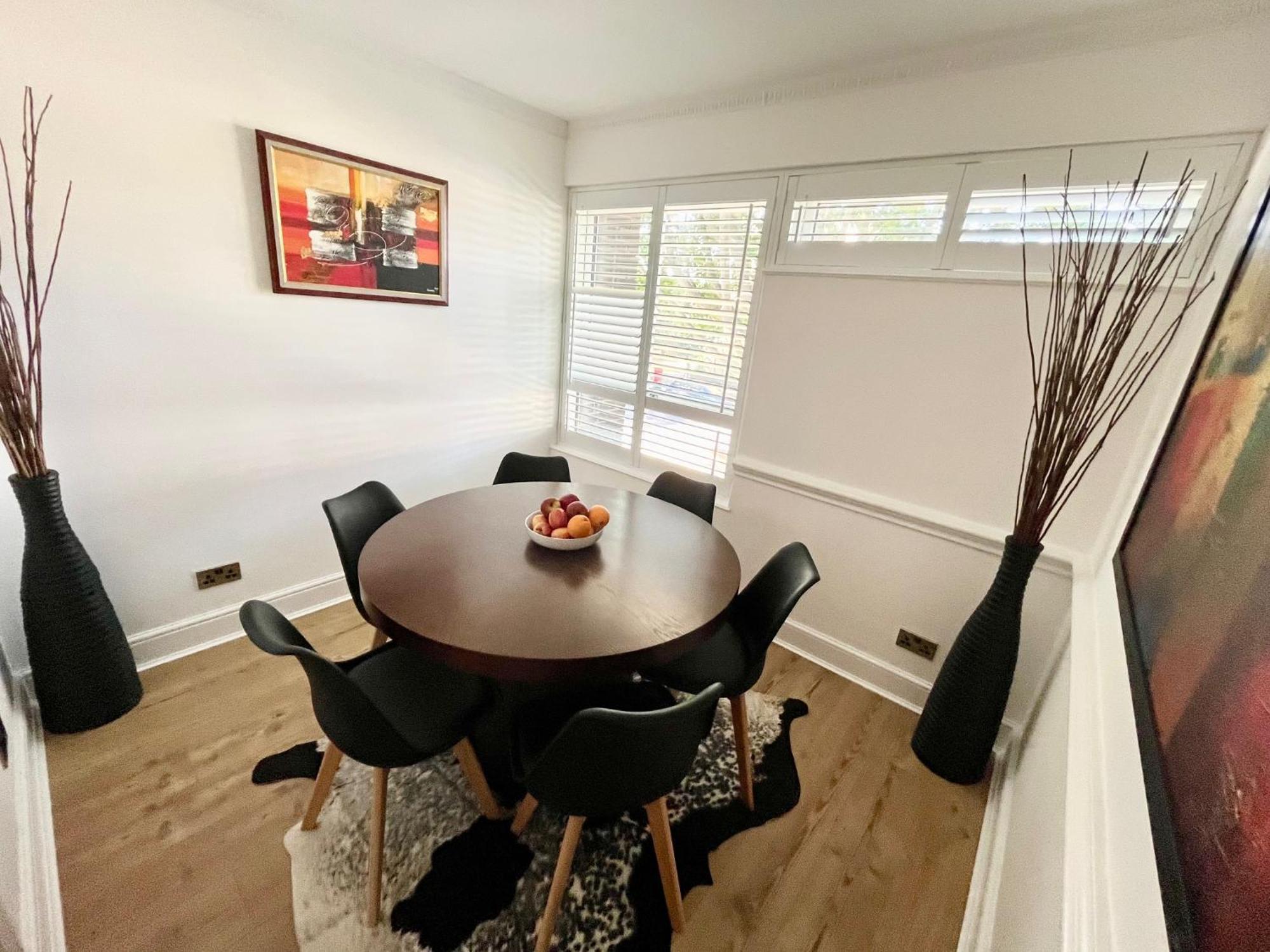 Leilighet Newly Refurbished ,chic, Attractive 3 Bedroom Flat London