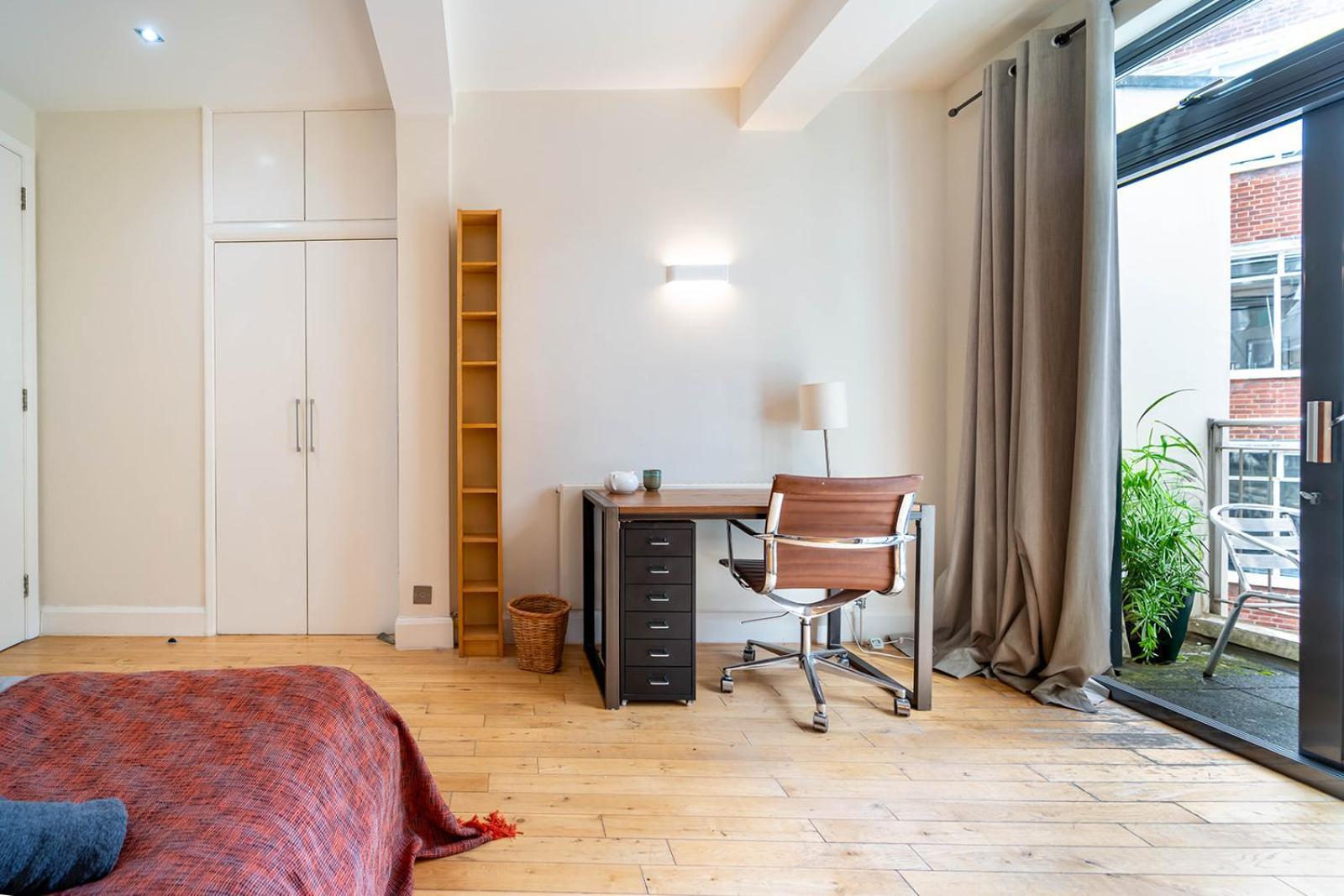 Spacious With A Balcony In Prime Location In Farringdon Appartement