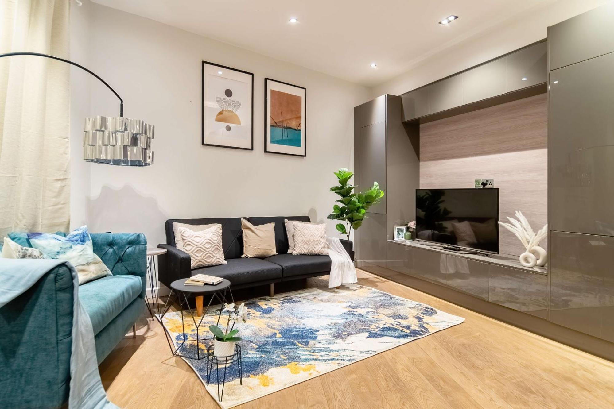 Camden Coach House By Livestay Short Lets & Serviced With Terrace Retreat & Parking Holiday home