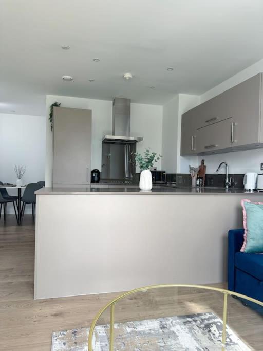Apartment Luxury 2 Bed 2 Bath 1 Min From Station *