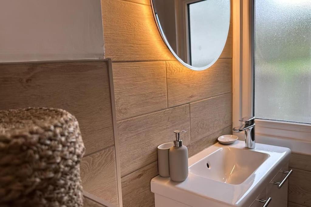 Modern 4 Bed-2 Bath In Battersea Apartment London