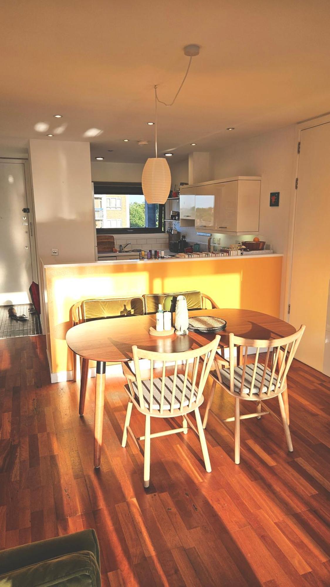 Roof Terrace, 2-bed 2-bath, Stoke Newington Apartment *