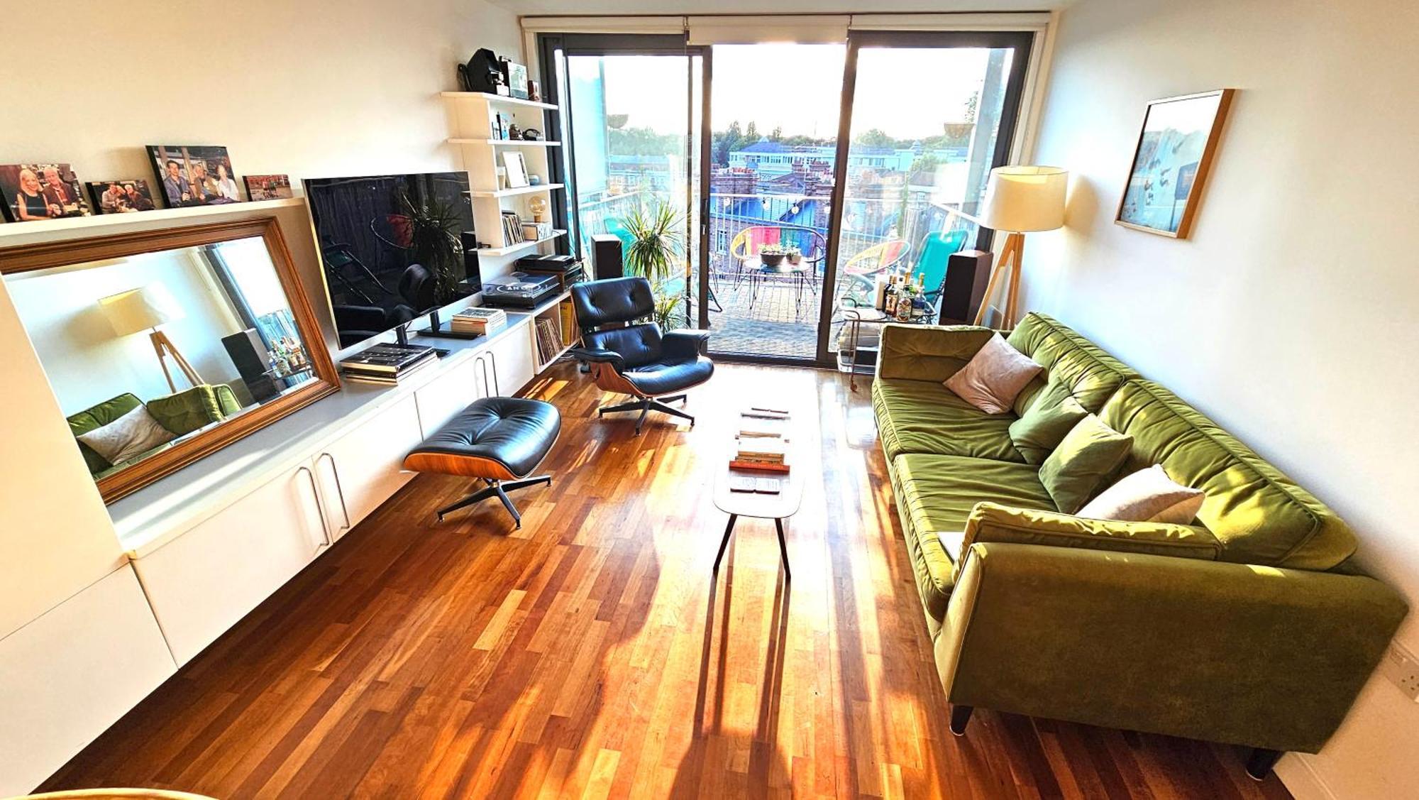 Roof Terrace, 2-bed 2-bath, Stoke Newington Apartment London
