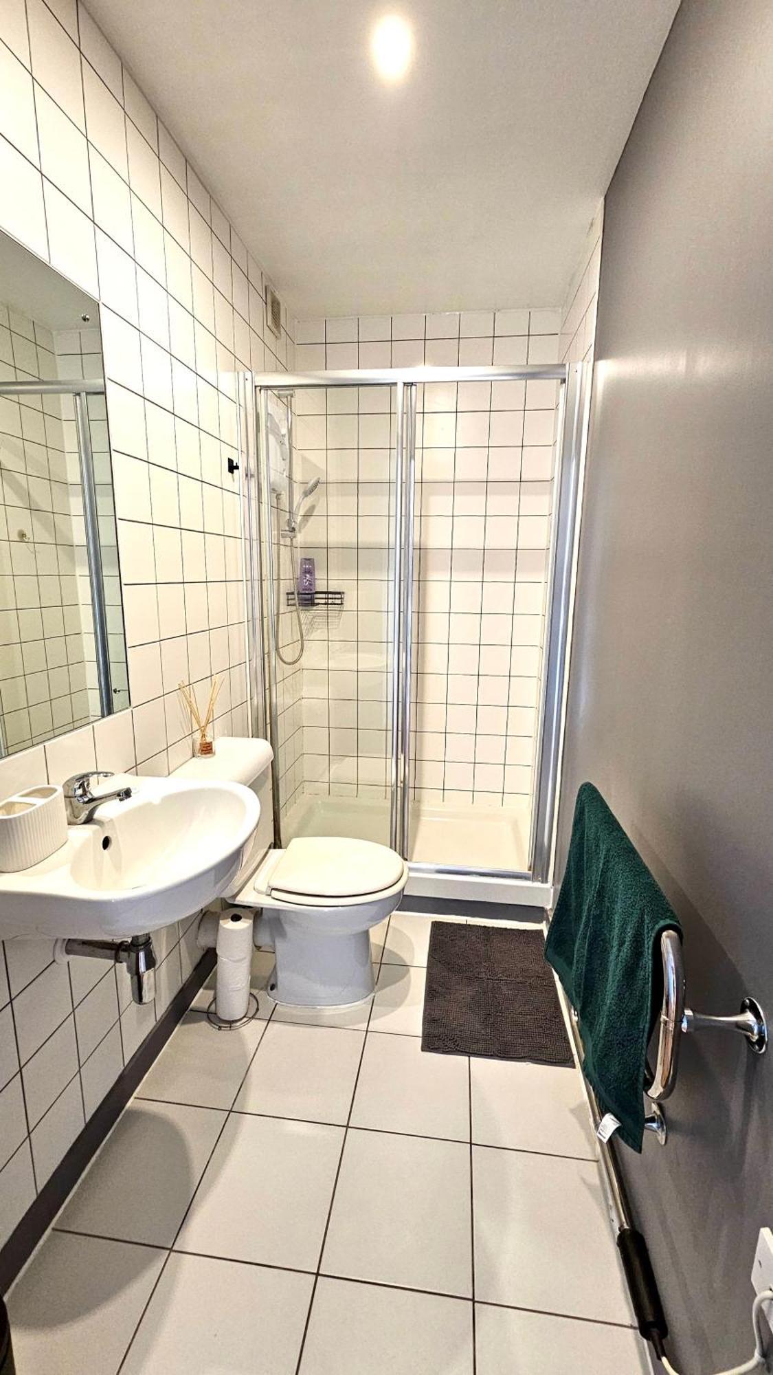 Roof Terrace, 2-bed 2-bath, Stoke Newington Apartment *