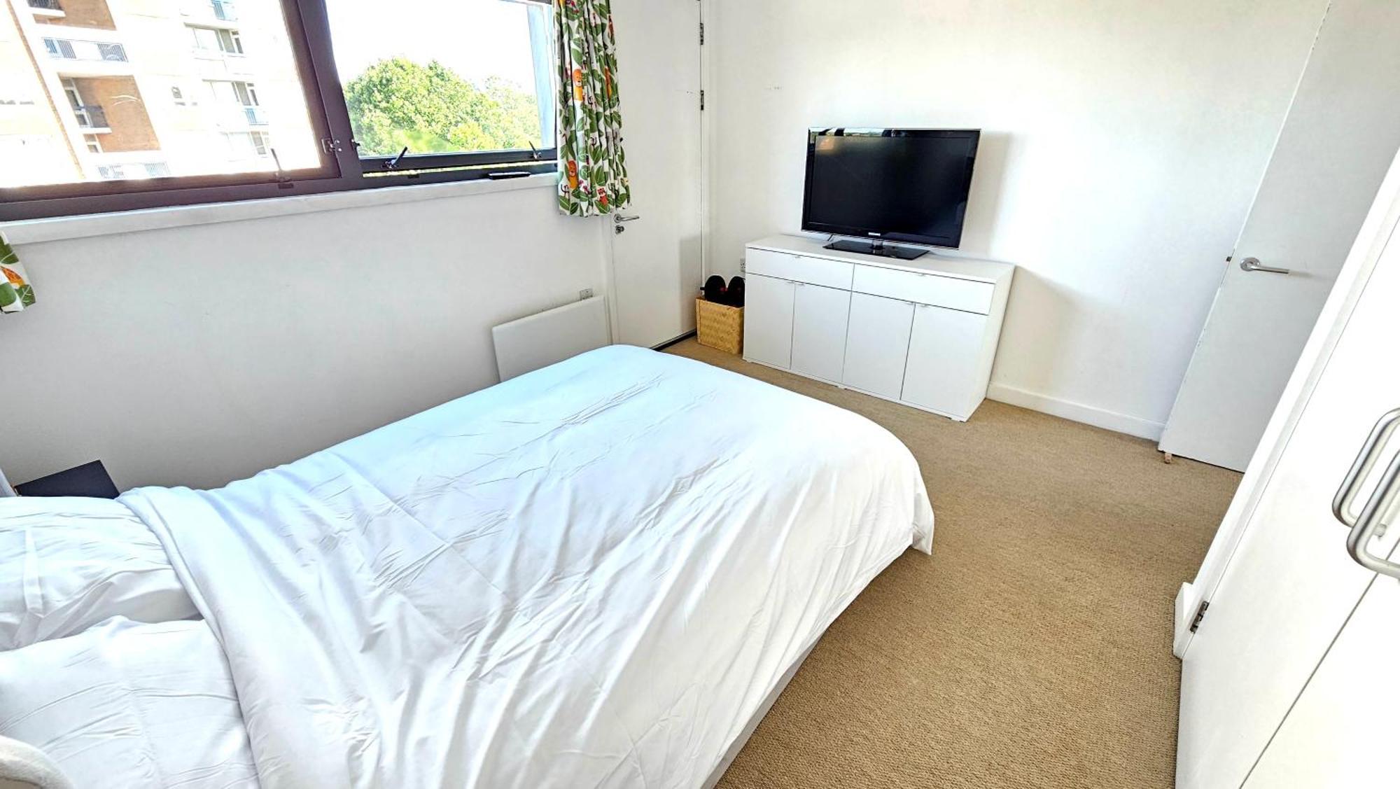 Roof Terrace, 2-bed 2-bath, Stoke Newington Apartment London