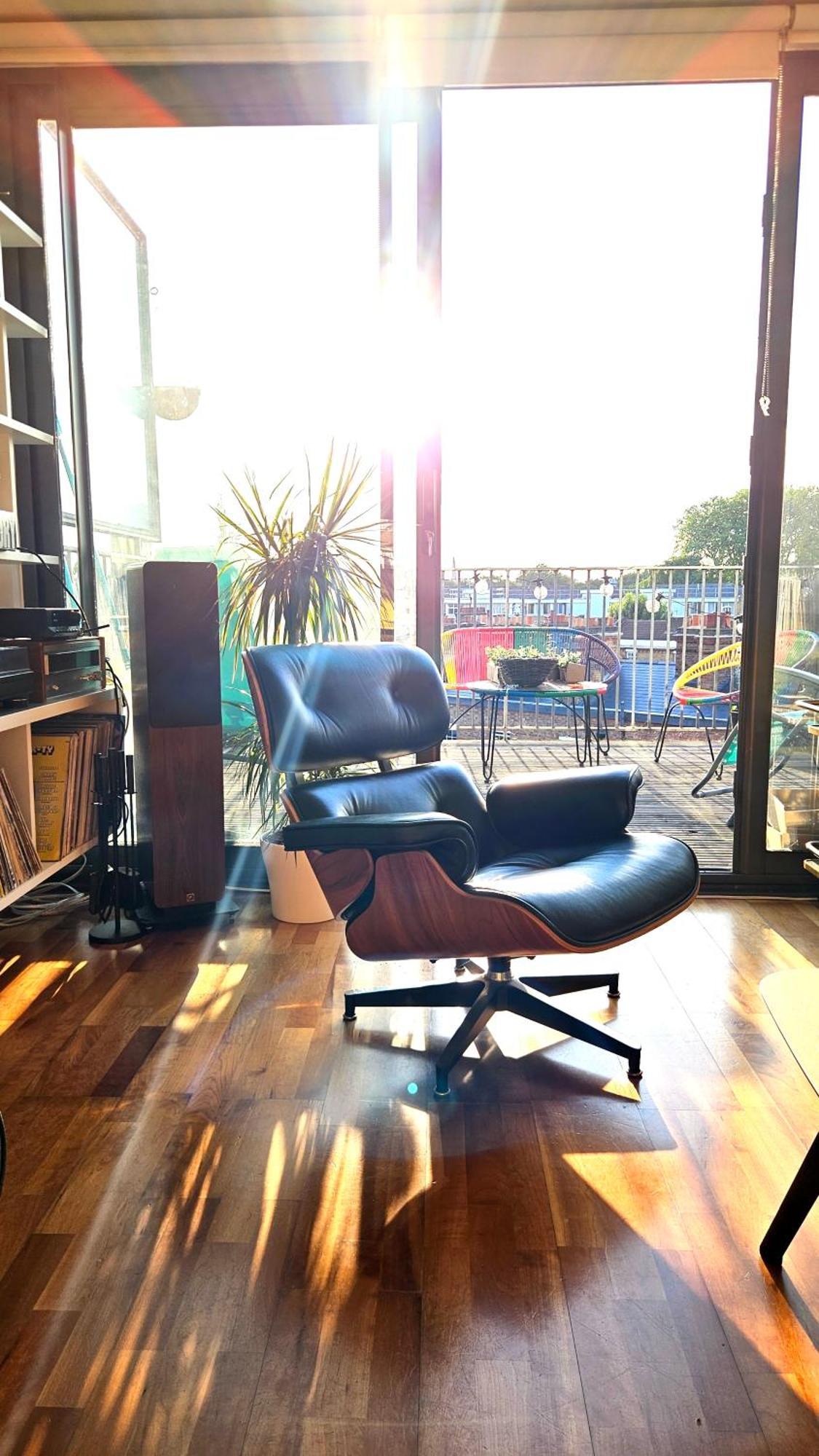 Roof Terrace, 2-bed 2-bath, Stoke Newington Apartment London