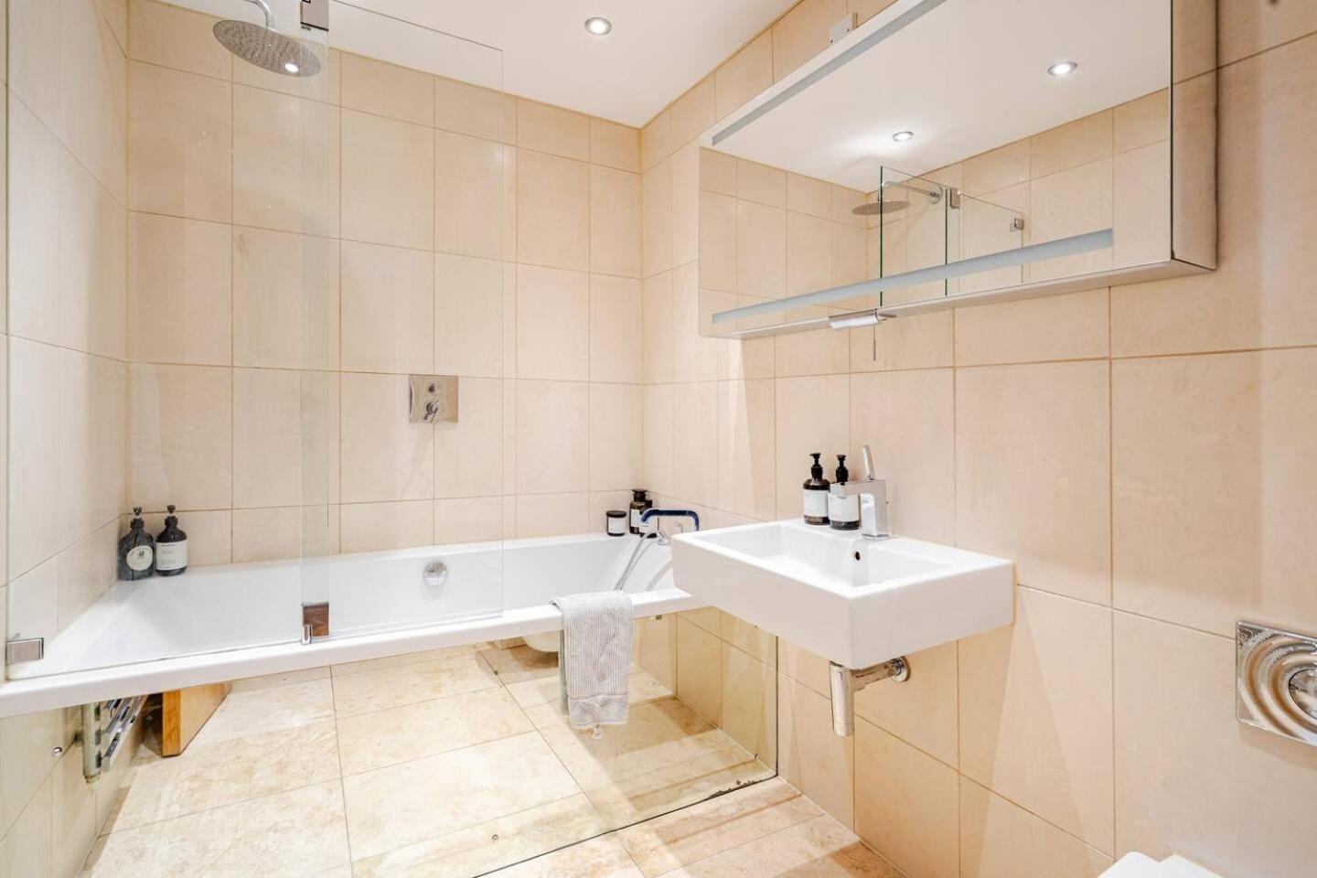 Apartment Stunning 2 Bed Riverside Flat London