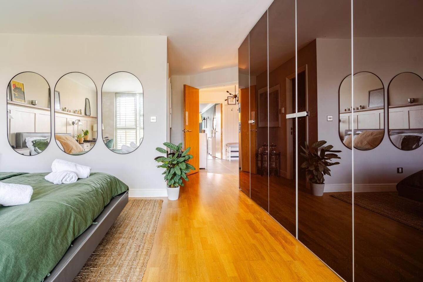 Stunning 2 Bed Riverside Flat * London