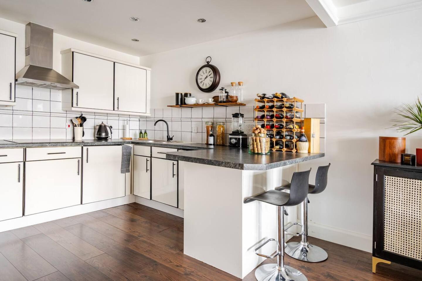 Stunning 2 Bed Riverside Flat Apartment *