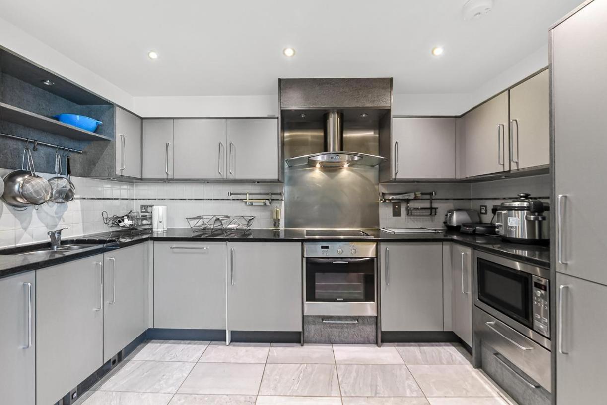 Luxury 2 Bed Close To * London