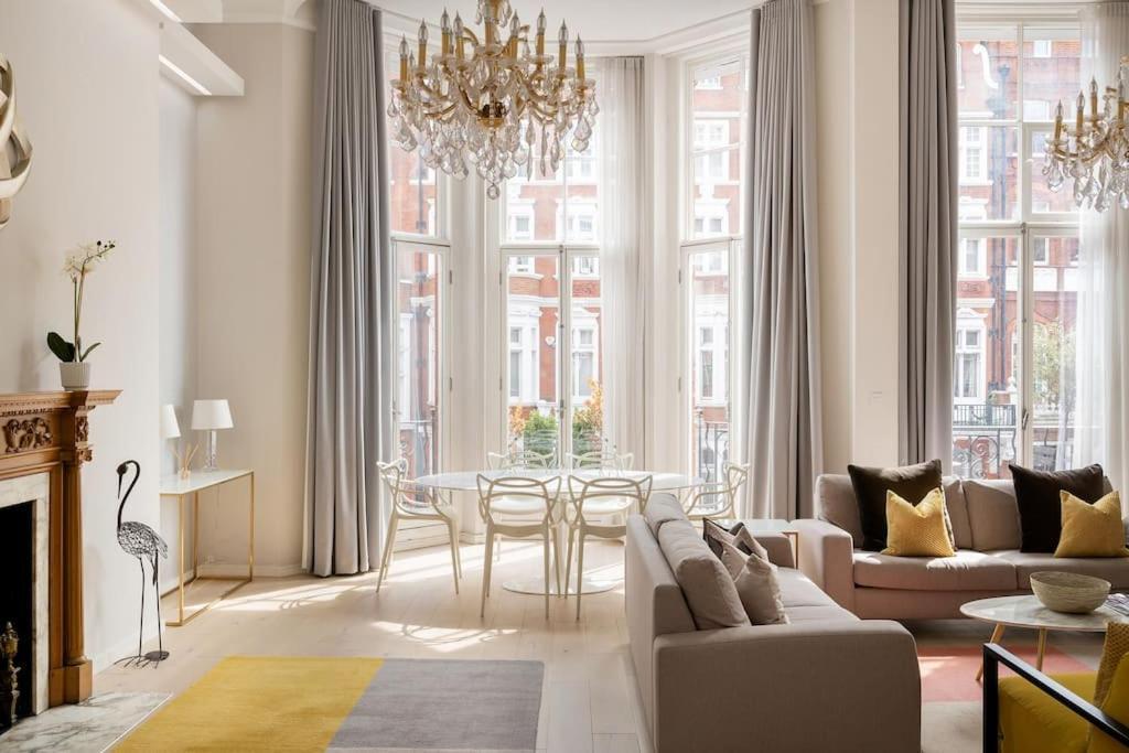 Presidential With 14ft High Ceilings & Private Elevator Londen