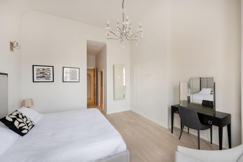 Presidential With 14ft High Ceilings & Private Elevator * Londen