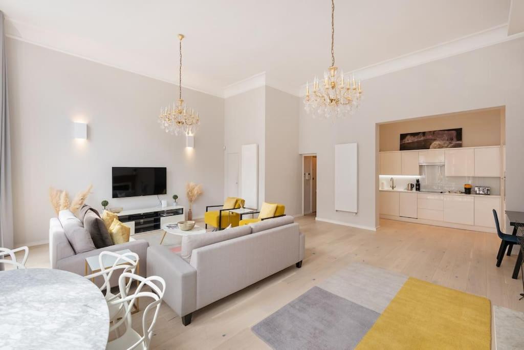 Presidential With 14ft High Ceilings & Private Elevator Appartement *