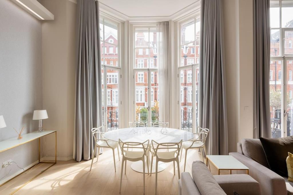 Presidential With 14ft High Ceilings & Private Elevator Londen
