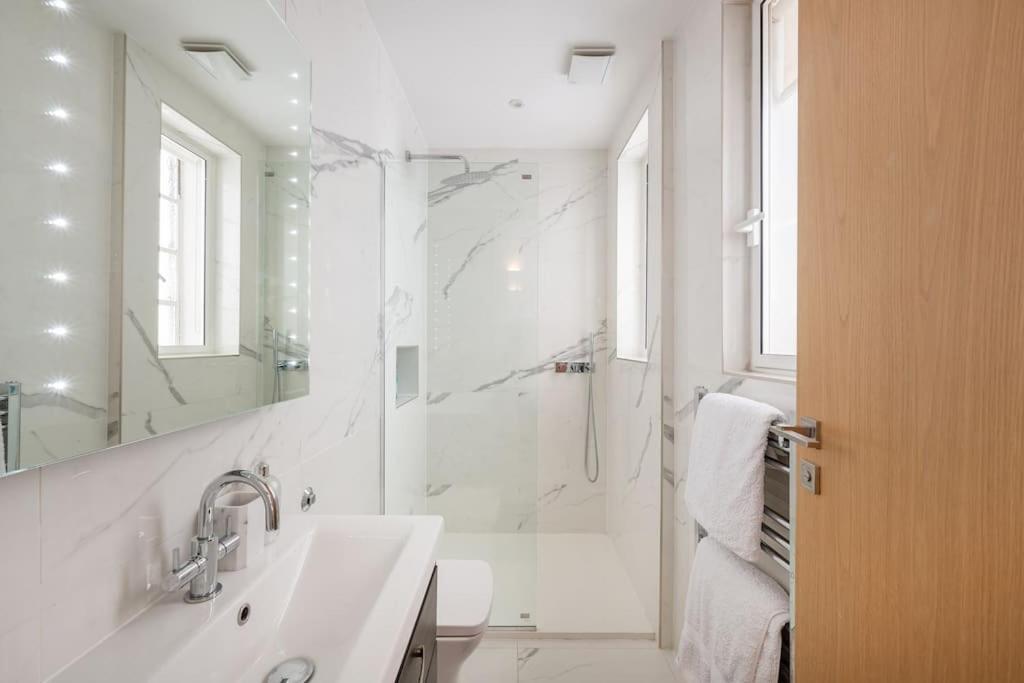 Presidential With 14ft High Ceilings & Private Elevator * Londen