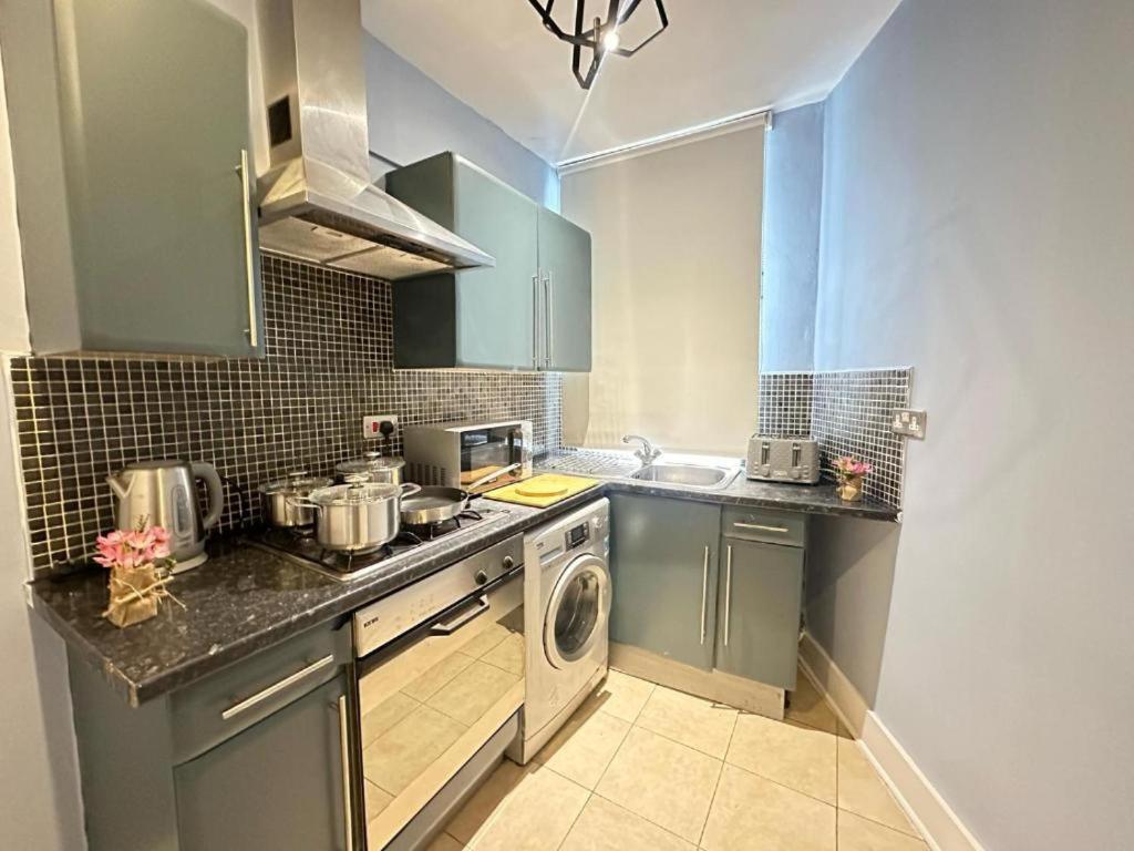 Three Bedroom Near Central Apartment London
