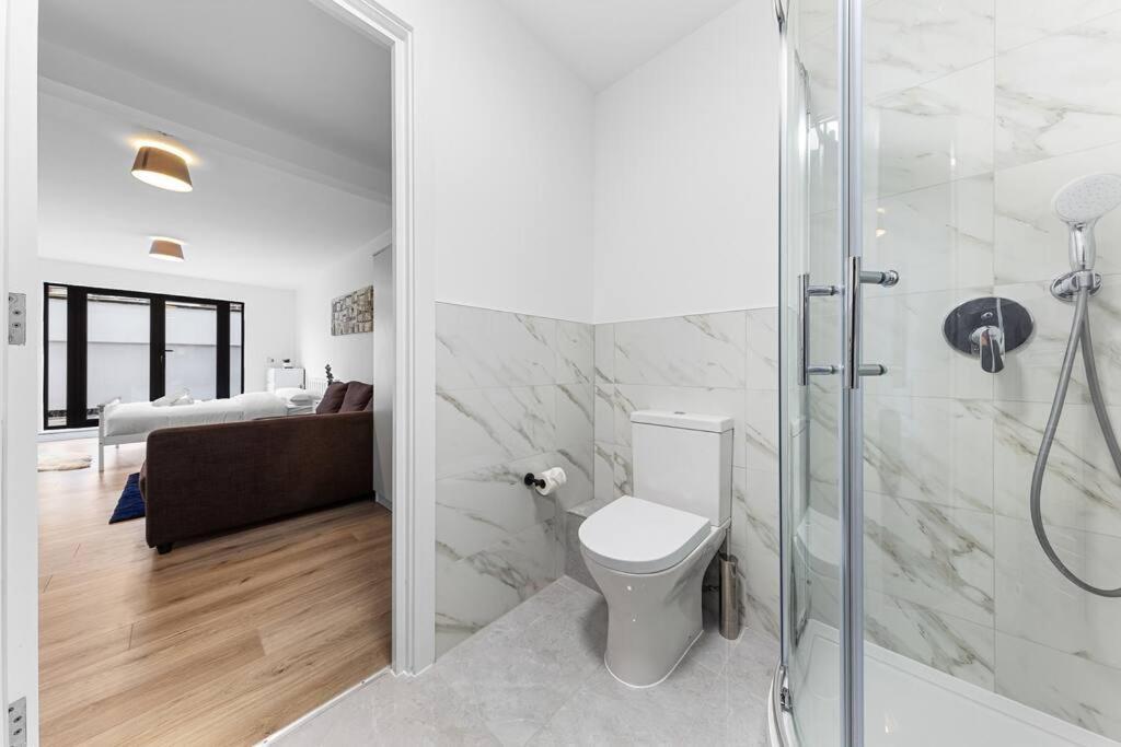 Spacious Sleep 14 - 1 Min From Tooting Station Mr3 Londres