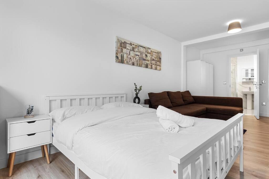 Spacious Sleep 14 - 1 Min From Tooting Station Mr3 * Londres