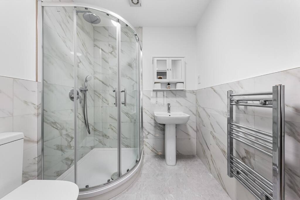 Spacious Sleep 14 - 1 Min From Tooting Station Mr3 Apartamento Londres