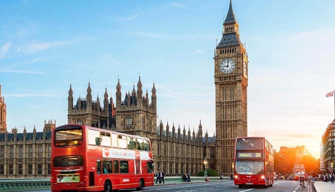 Cosy 1 & 2 Bedroom Zone 1 Apartment London