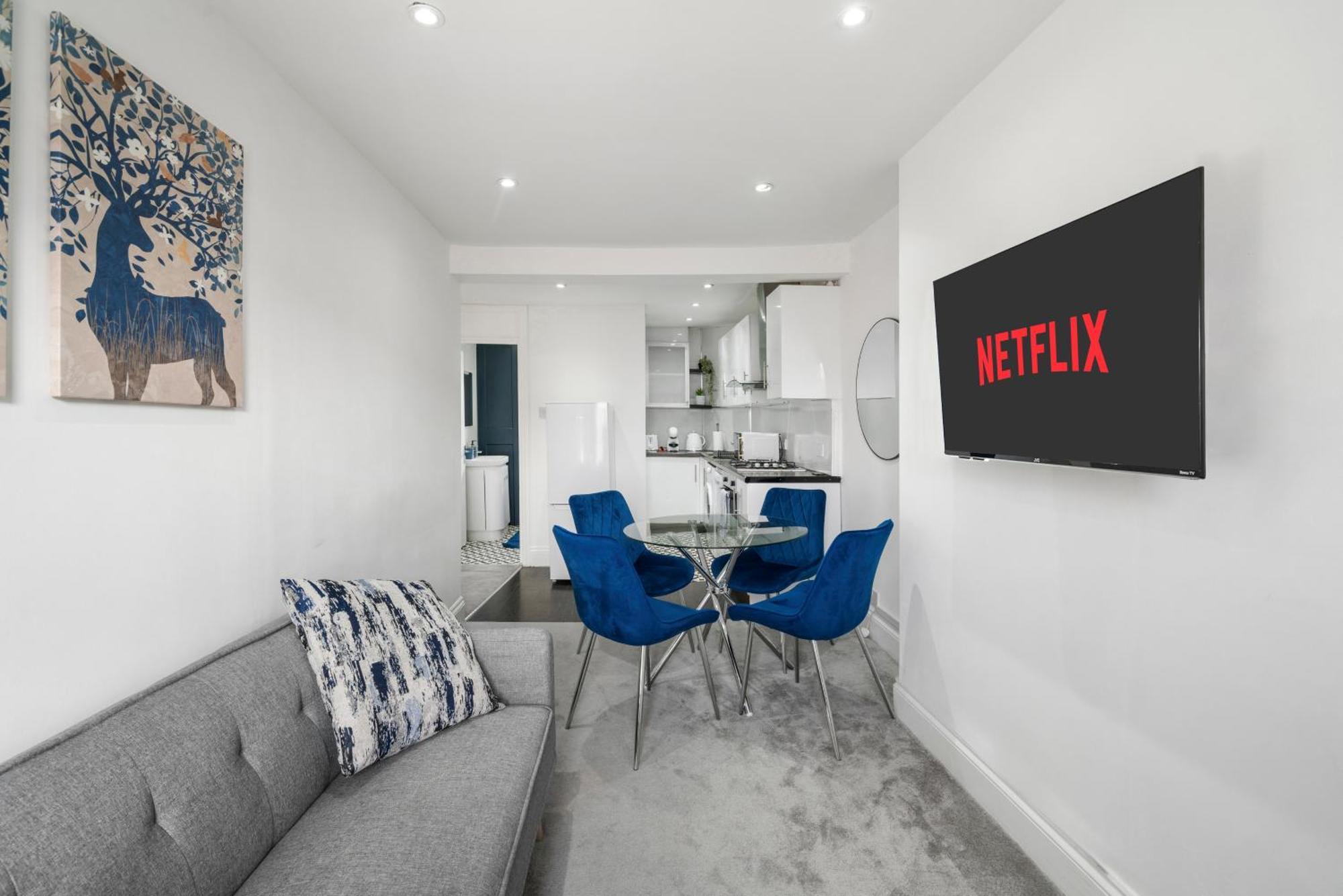 Cosy 1 & 2 Bedroom Zone 1 *