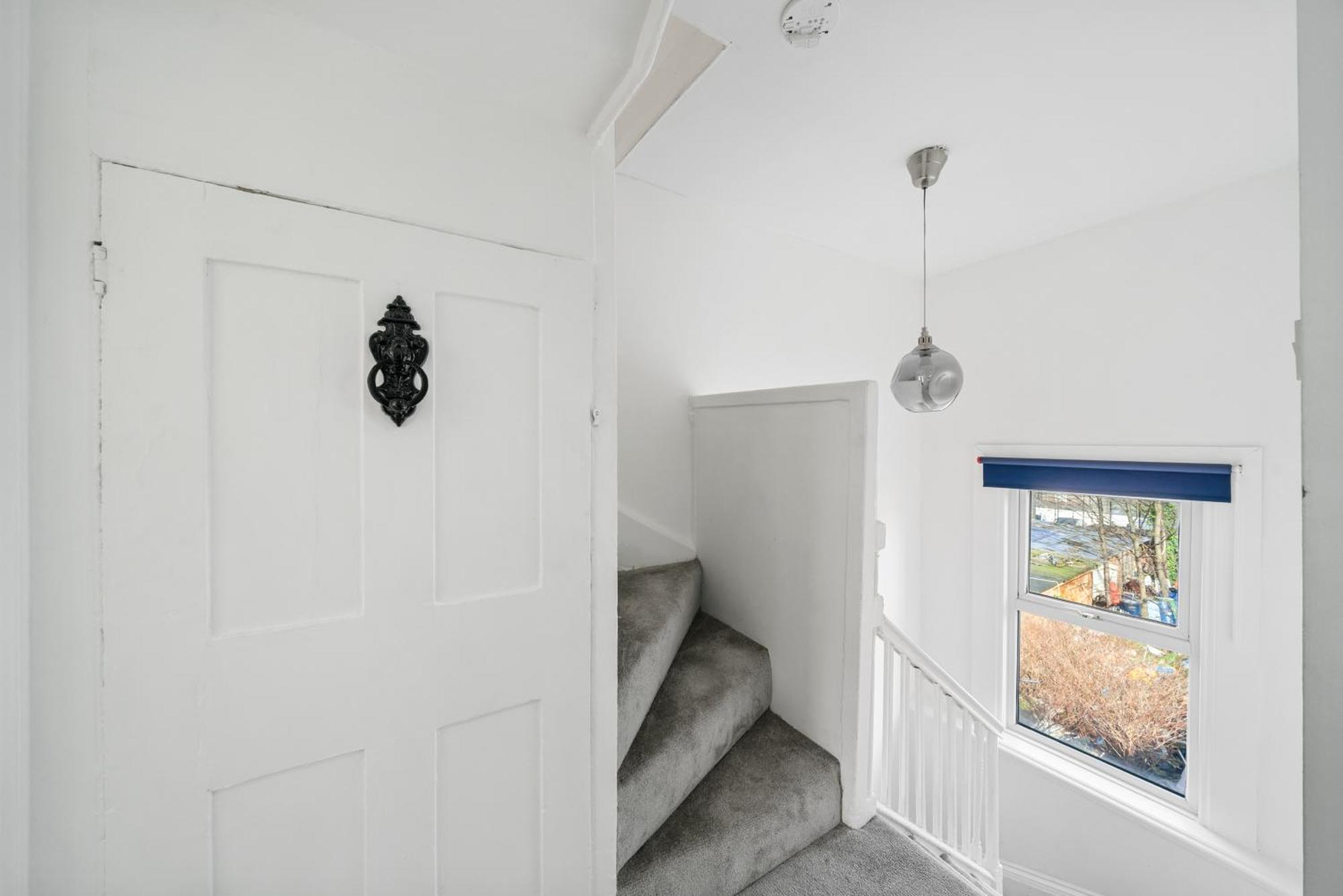 Cosy 1 & 2 Bedroom Zone 1 Apartment