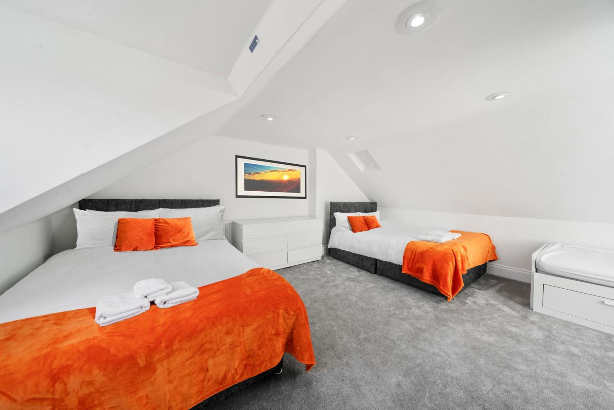Cosy 1 & 2 Bedroom Zone 1 Apartment *