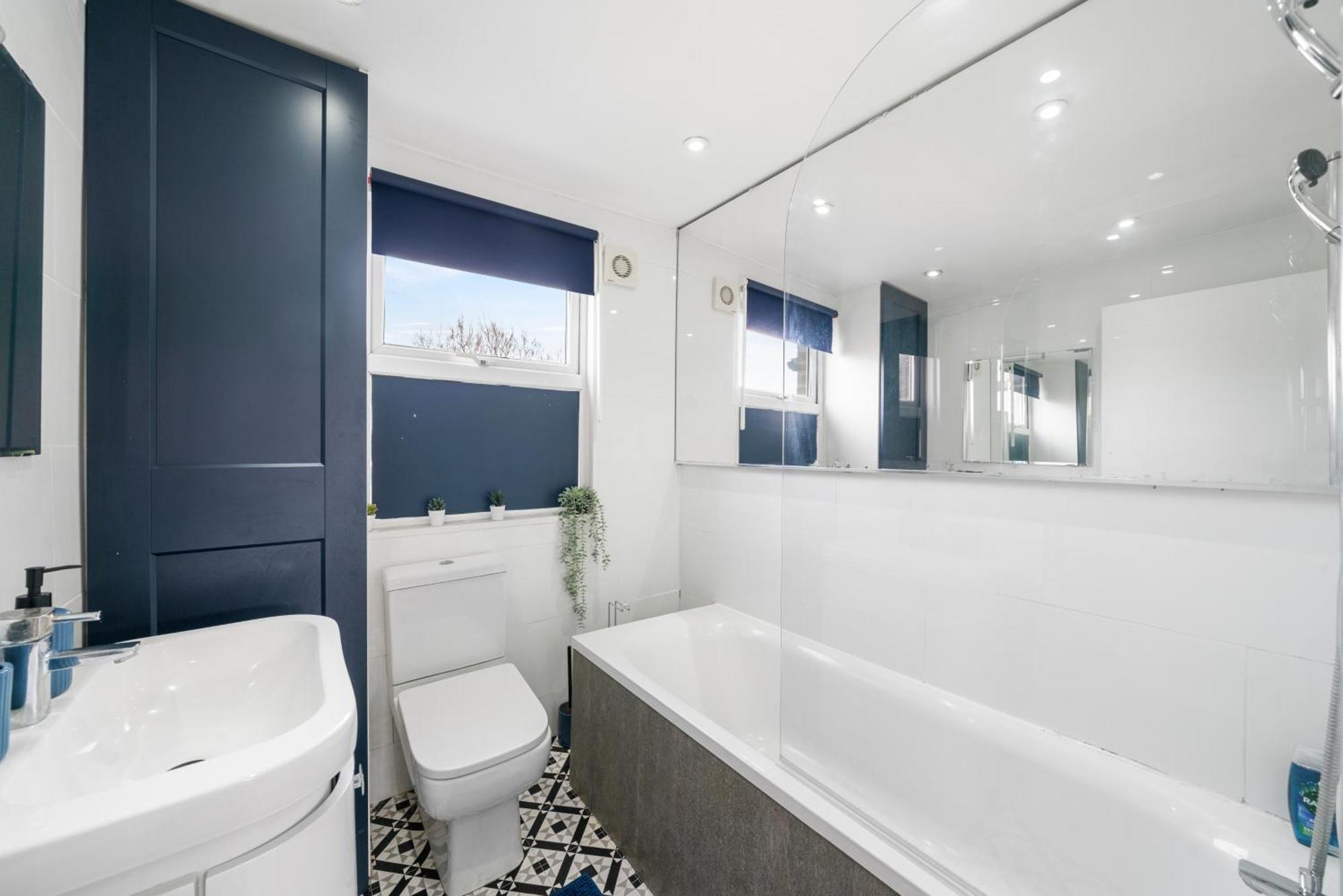 Cosy 1 & 2 Bedroom Zone 1 Apartment