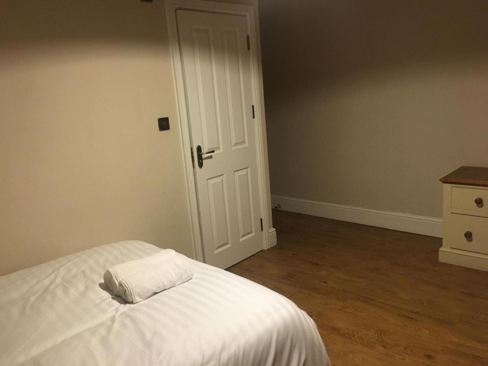 Guest house Kingdom Holiday - 709 Commercial Road London