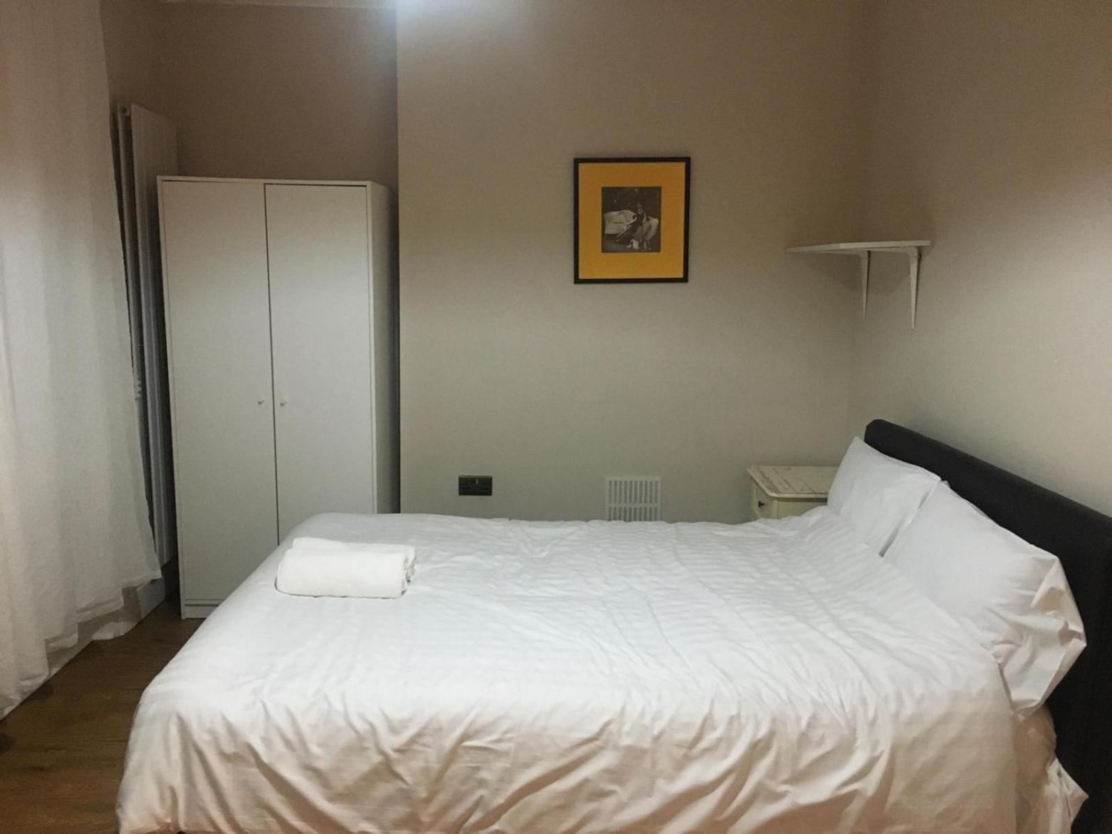 Guest house Kingdom Holiday - 709 Commercial Road London