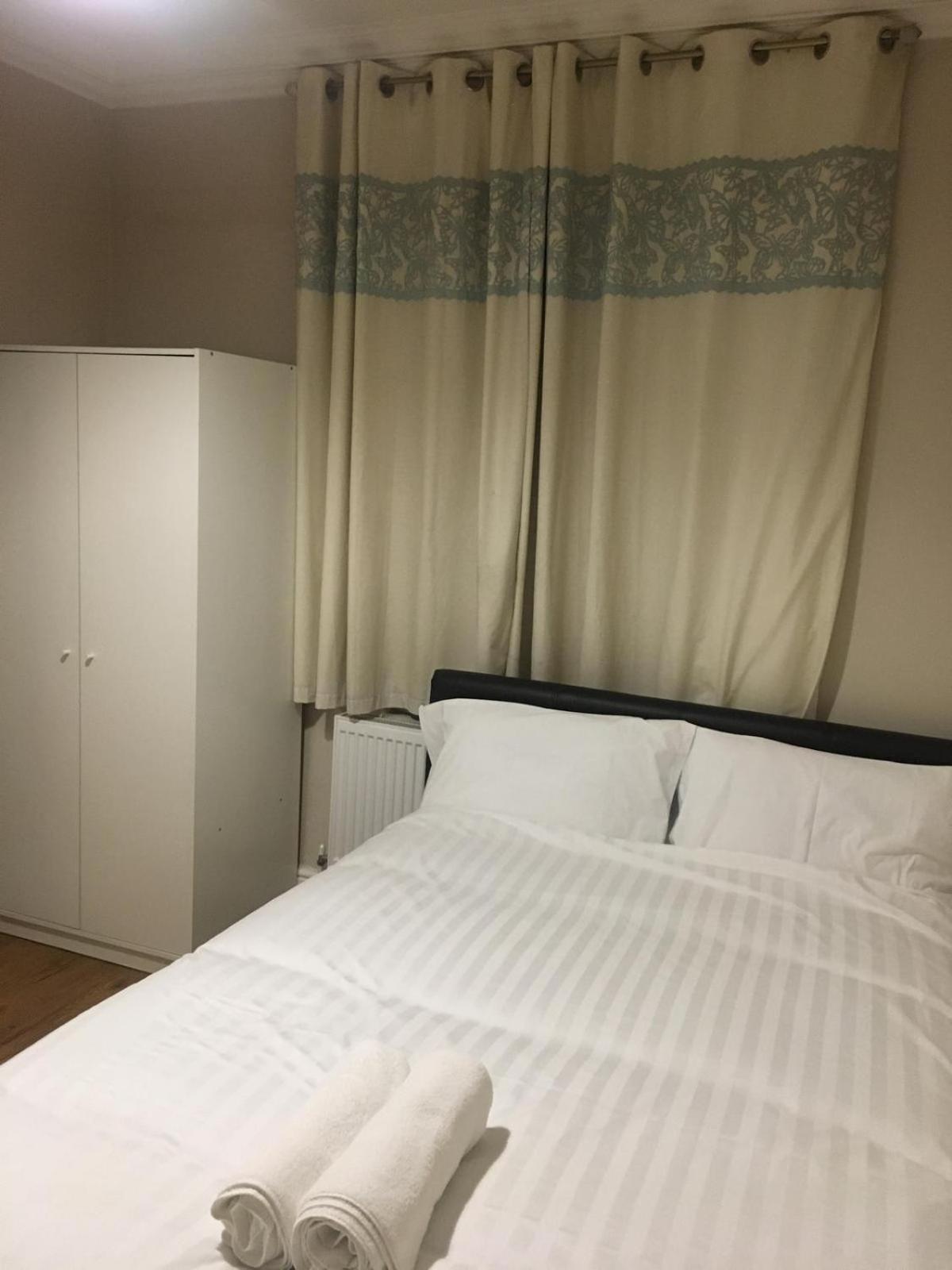 Guest house Kingdom Holiday - 709 Commercial Road *