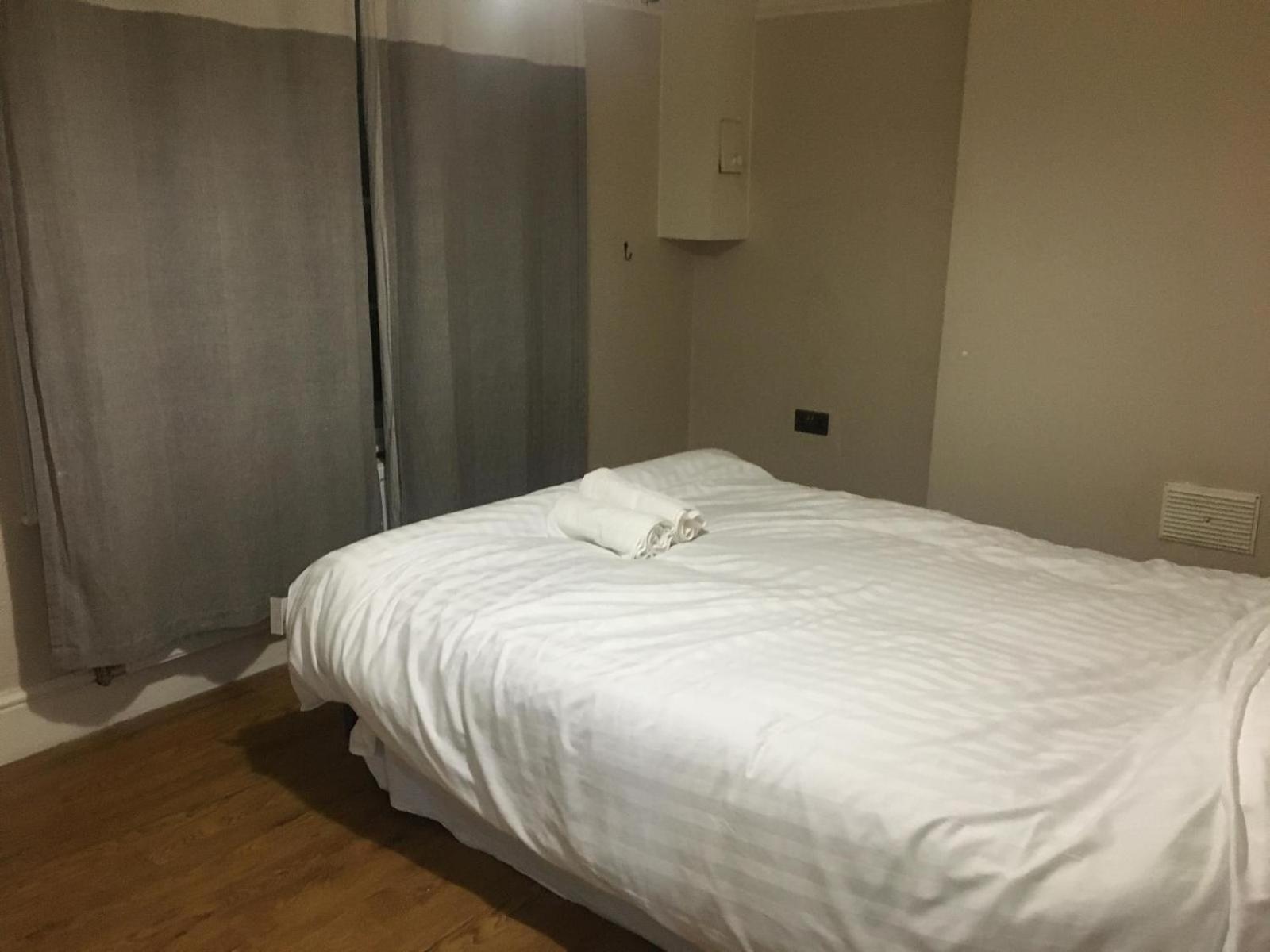 Guest house Kingdom Holiday - 709 Commercial Road London