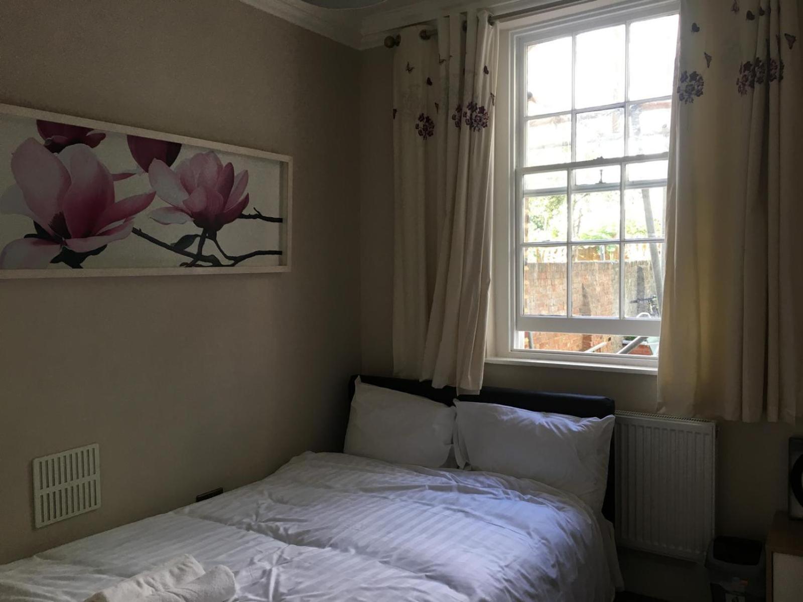 Guest house Kingdom Holiday - 709 Commercial Road *
