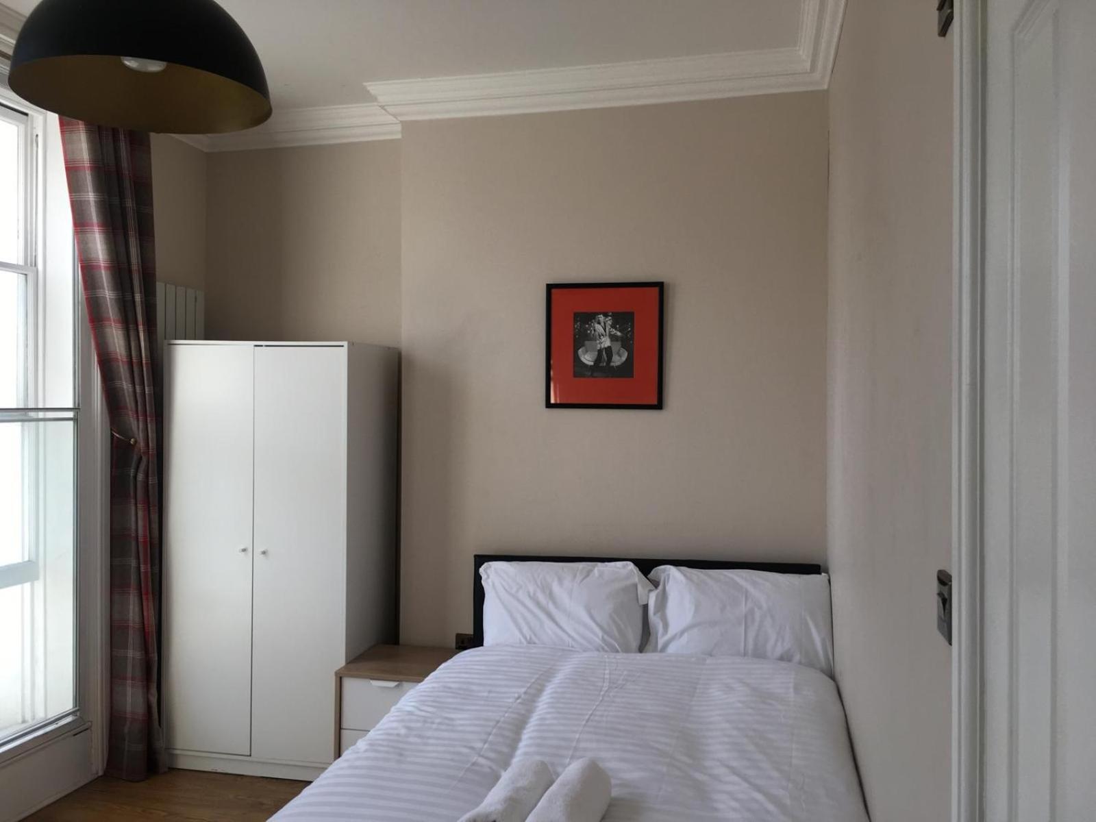 Guest house Kingdom Holiday - 709 Commercial Road London