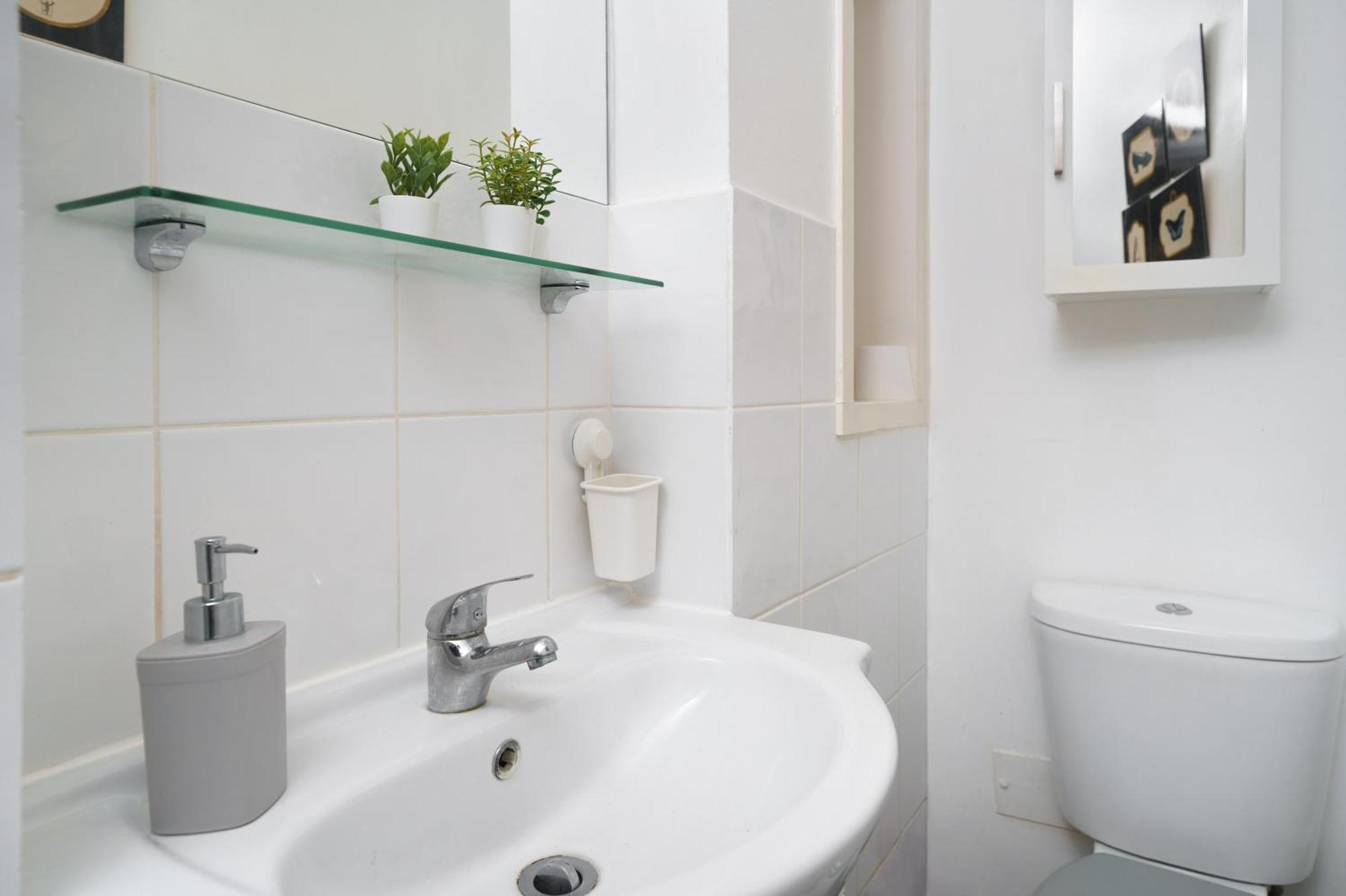 Cozy 2-bed Garden Flat, With Free Private Parking, Wembley Apartment *