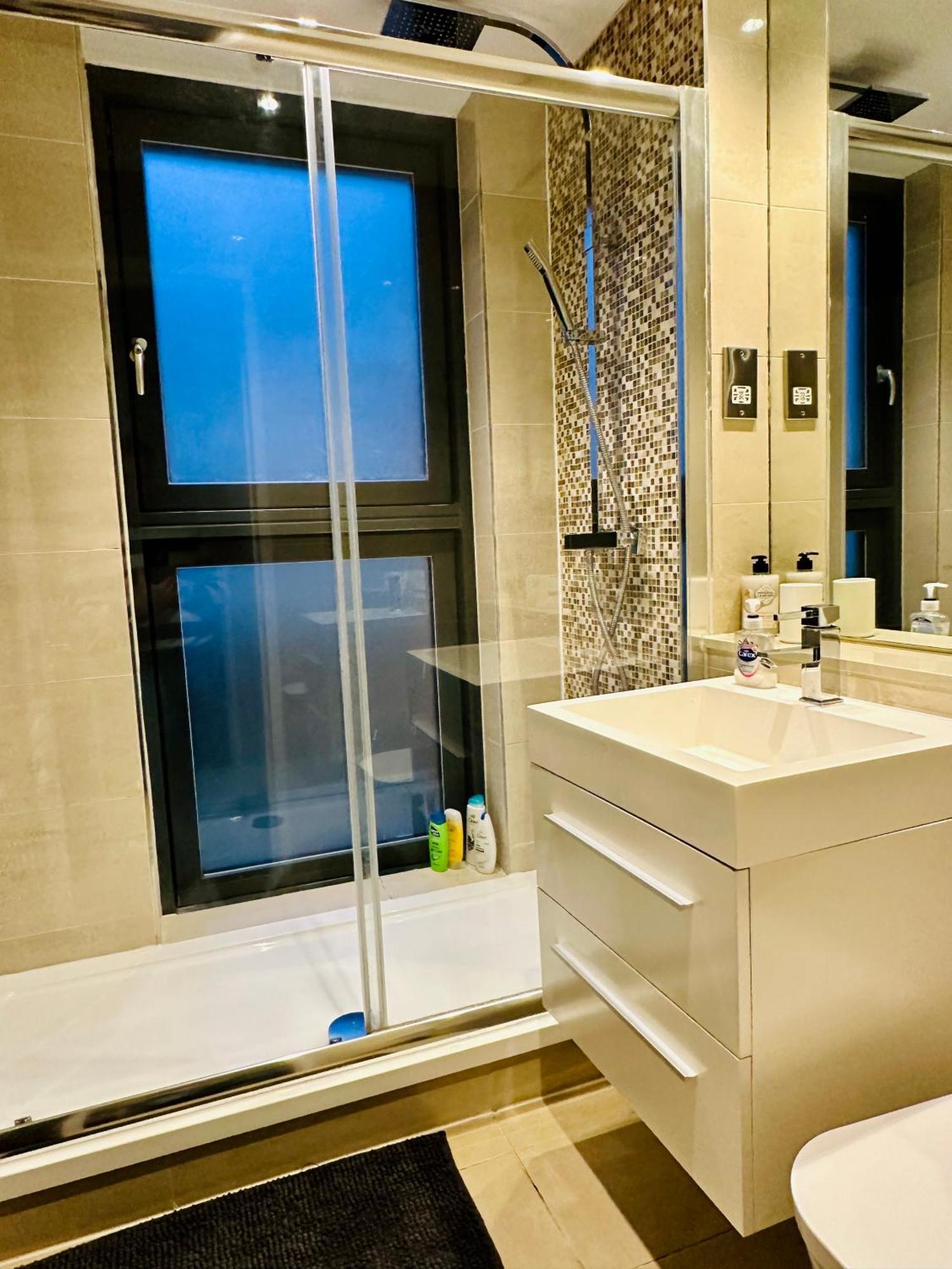 Regency Apartment *
