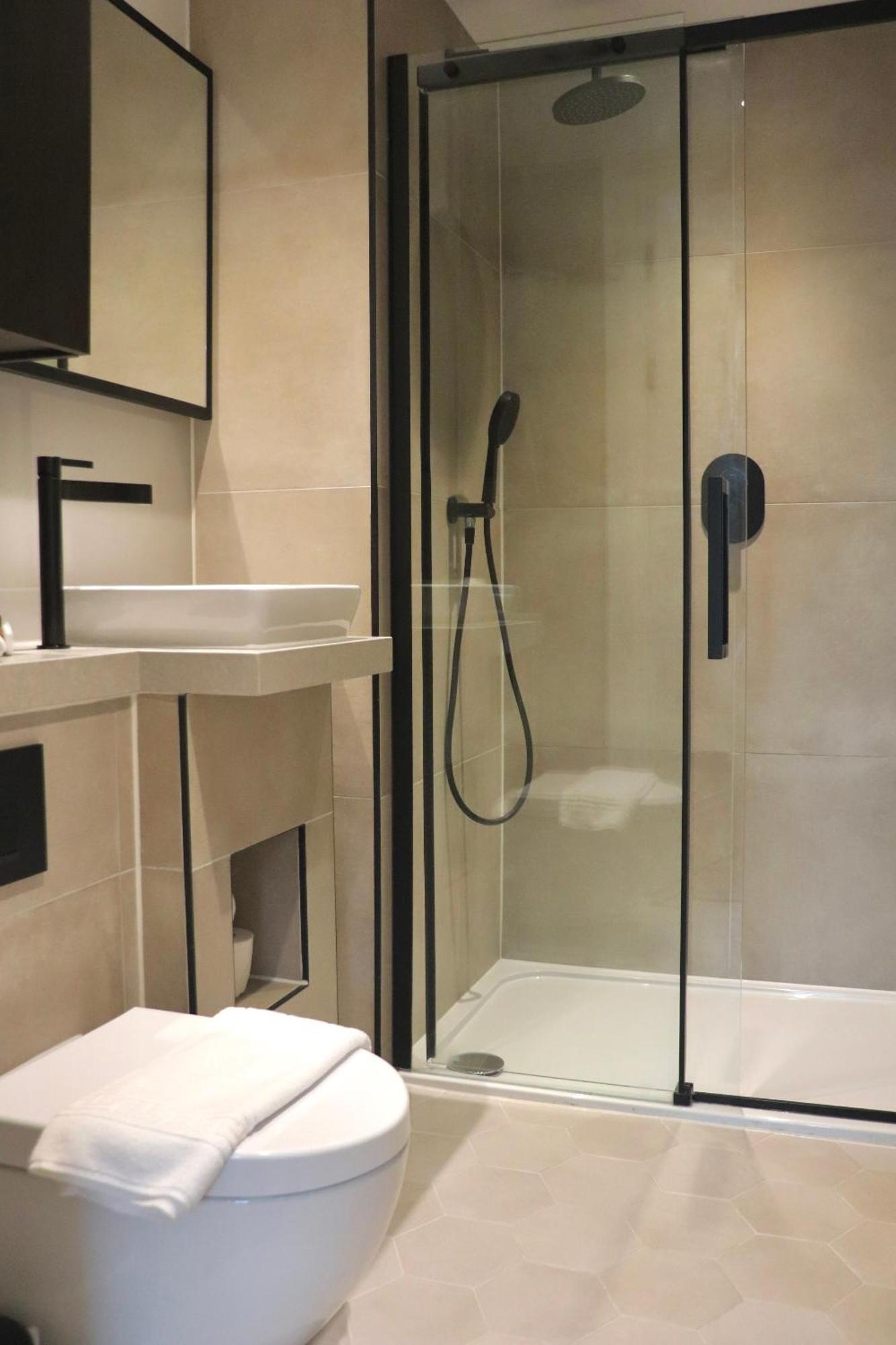 Apartment Luxury 2 Bedroom Near With Balcony - Open For Long And Families Relocatings