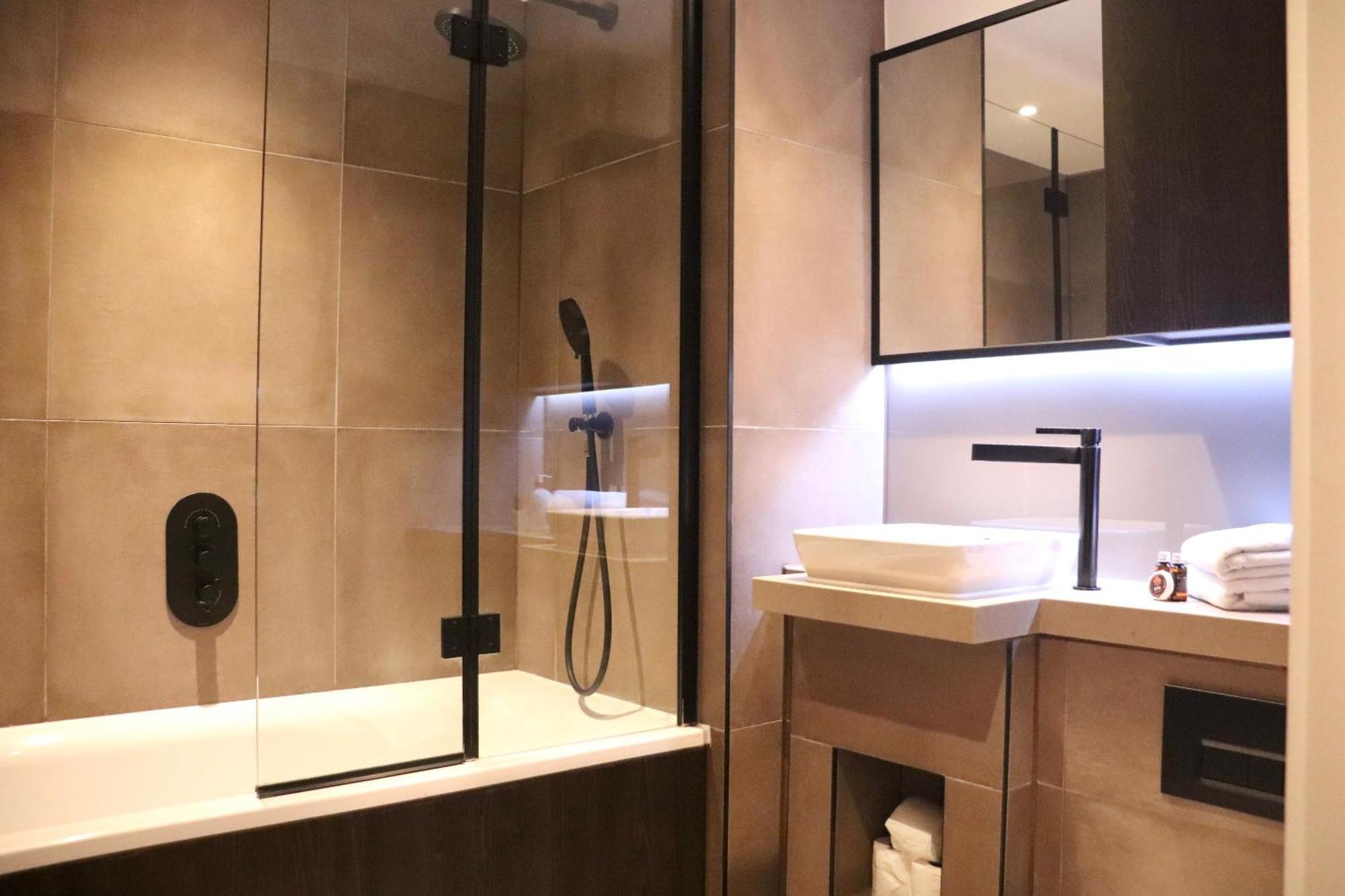 Luxury 2 Bedroom Near With Balcony - Open For Long And Families Relocatings Apartment *